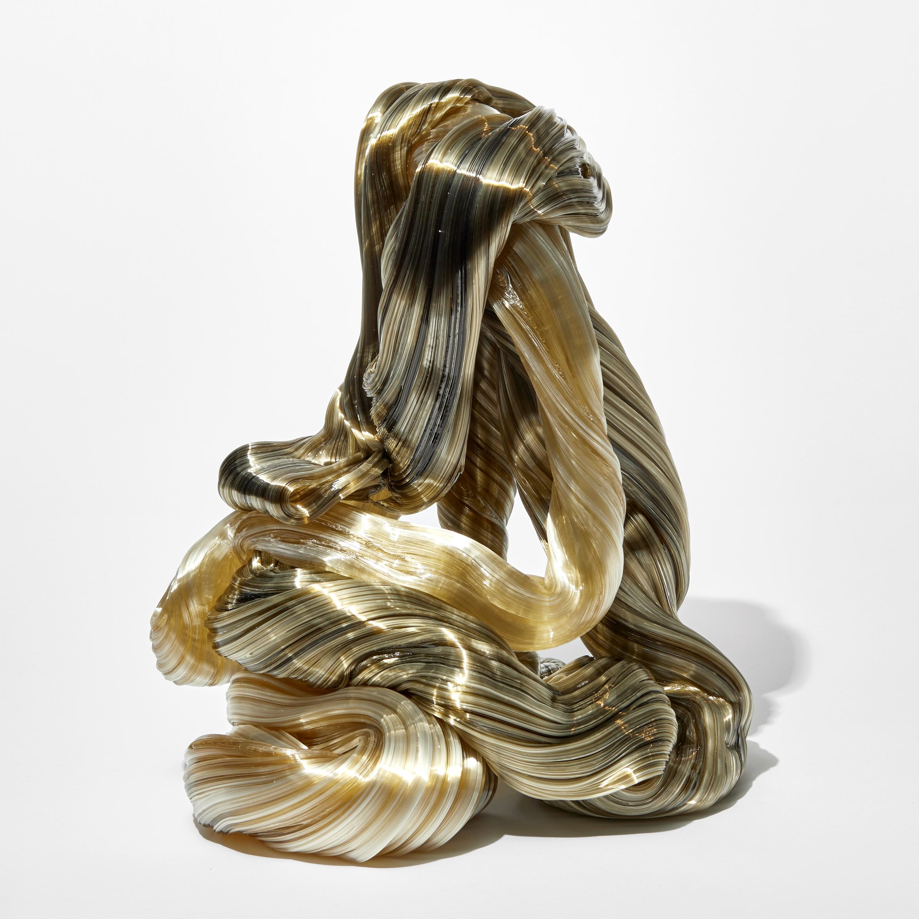 'Accumulated Lines II' è una scultura in vetro unica dell'artista danese Maria Bang Espersen.

Maria Bang Espersen lavora intorno all'idea che tutte le cose sono malleabili, come il vetro, e che nulla può essere definito in modo permanente. Le sue