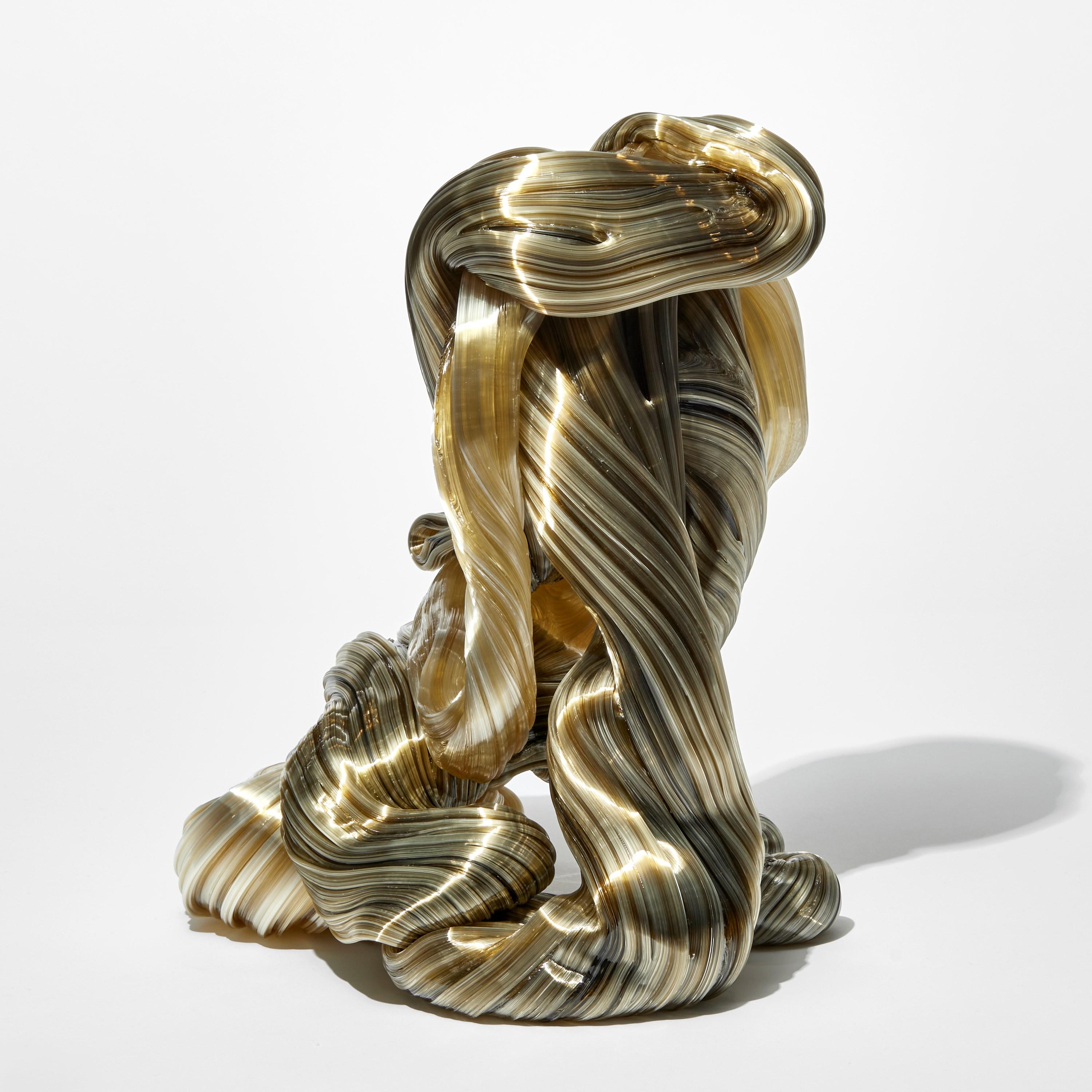 Organico moderno Accumulated Lines II, una scultura in vetro ambra e oliva di Maria Bang Espersen in vendita