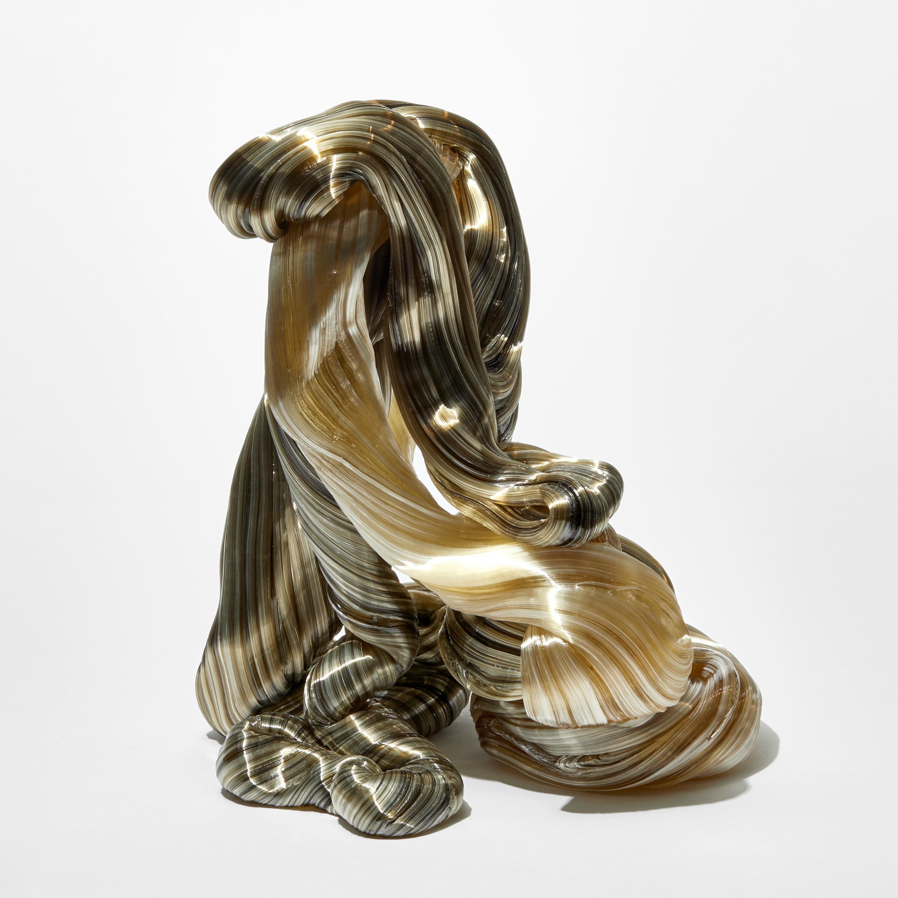 Fatto a mano Accumulated Lines II, una scultura in vetro ambra e oliva di Maria Bang Espersen in vendita