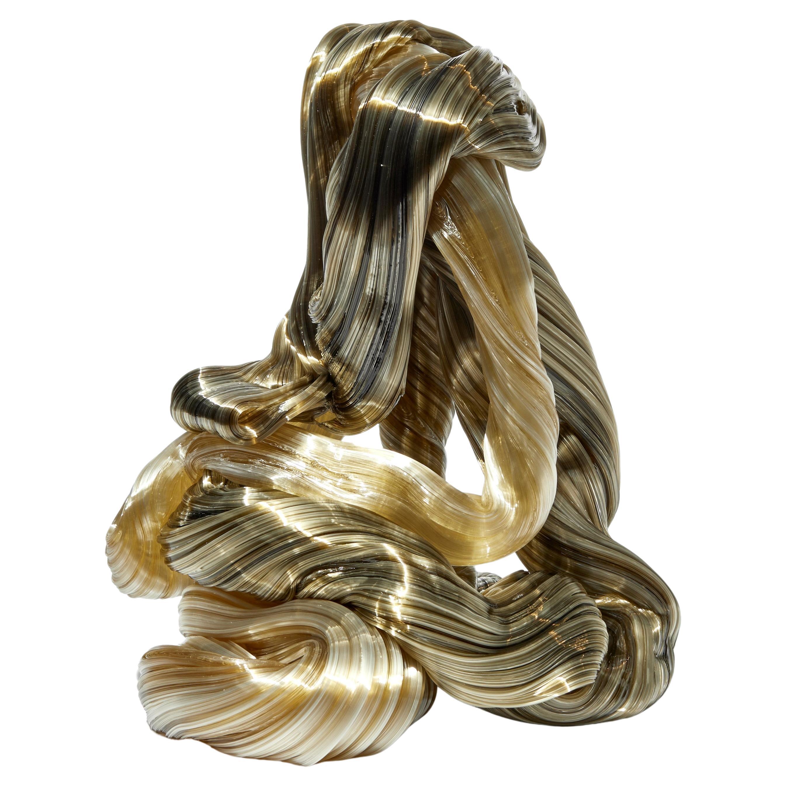 Accumulated Lines II, une sculpture en verre ambré et olive de Maria Bang Espersen