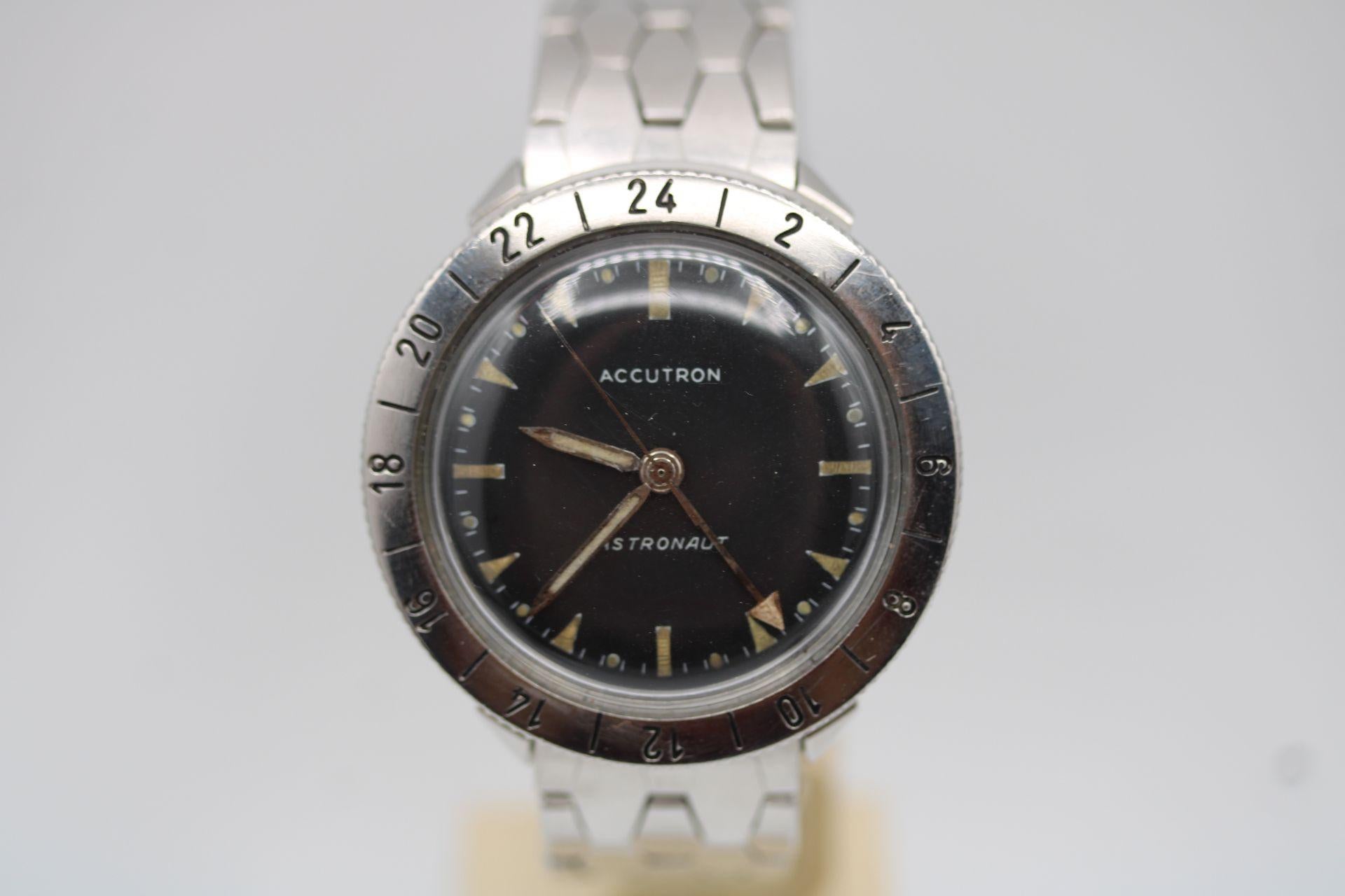 An early original example of a hard to find Accutron Astruanaut l 71960 M3 with signed dial and a recent fully in depth documented service in 2023 with the watch being from 1963. Complete with original bracelet. 

38mm stainless steel case with