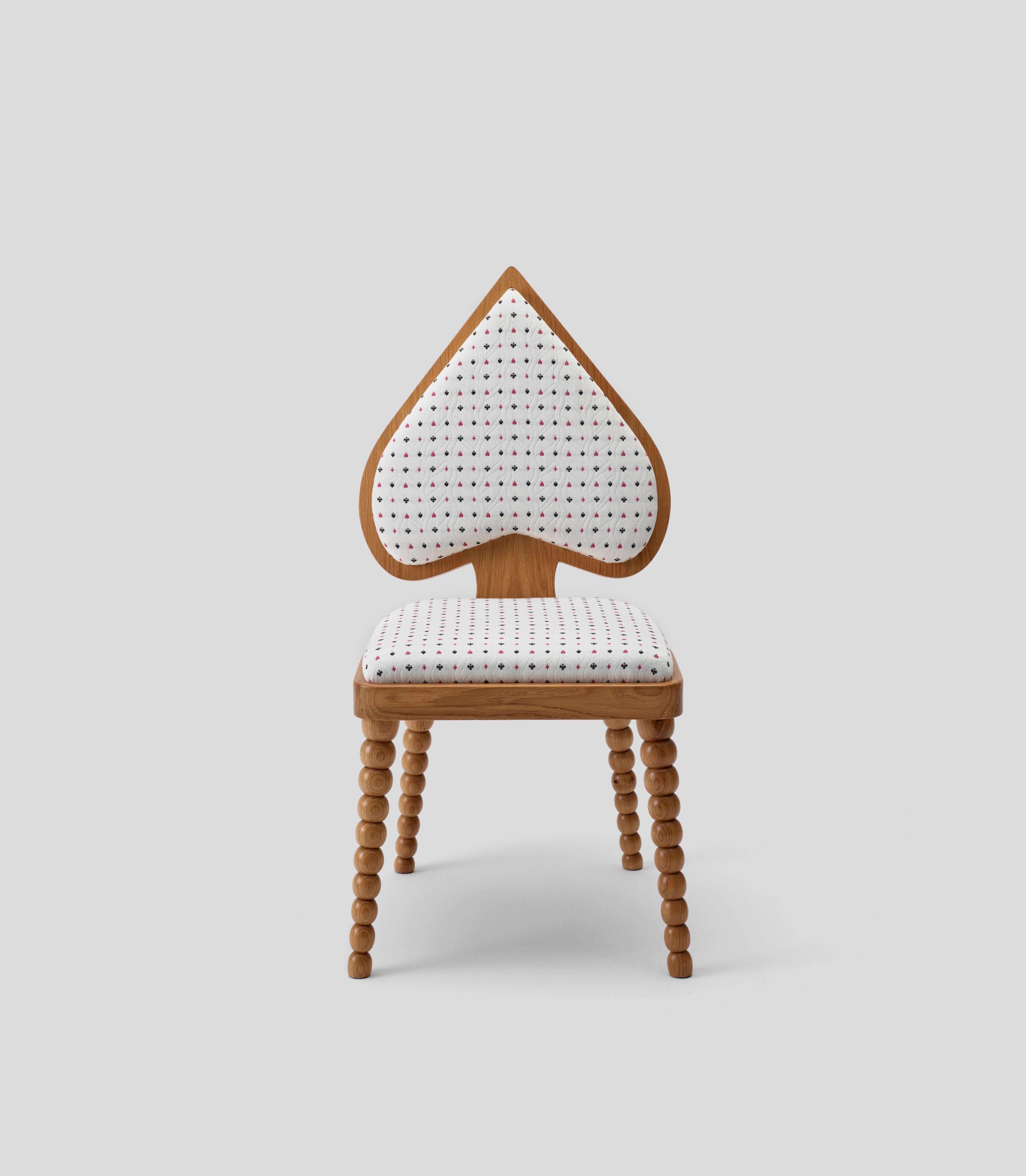 S'inspirant de la Dame de Pique, ces chaises incarnent une élégance fougueuse, ce qui les rend parfaites pour les salles à manger ou les pièces d'accentuation. Disponibles avec deux styles de pieds distincts, ils peuvent être fabriqués en chêne ou