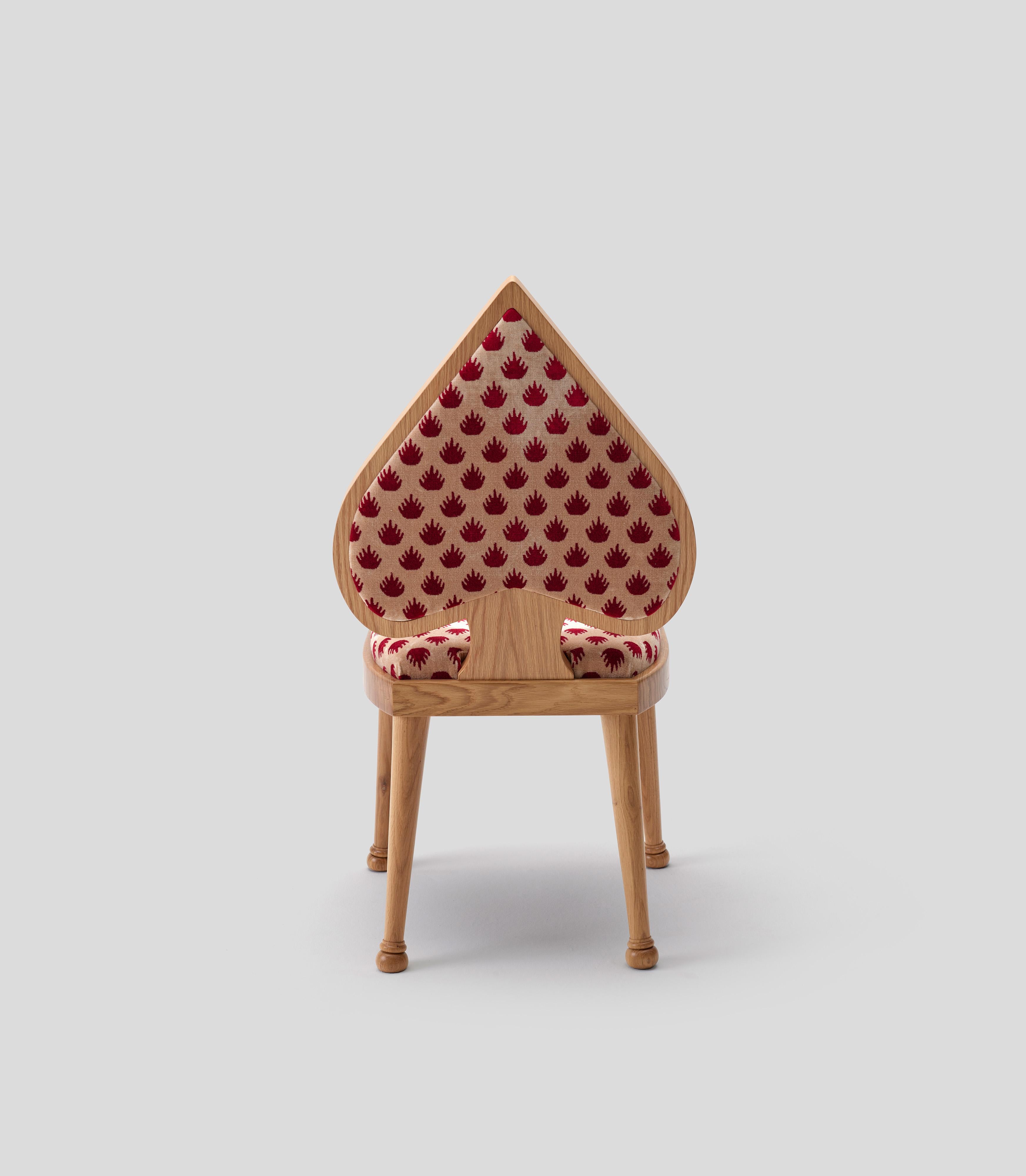 Roter Ace-Stuhl von Merve Kahraman, Eiche und roter Samtkronenstoff (Handgeschnitzt) im Angebot