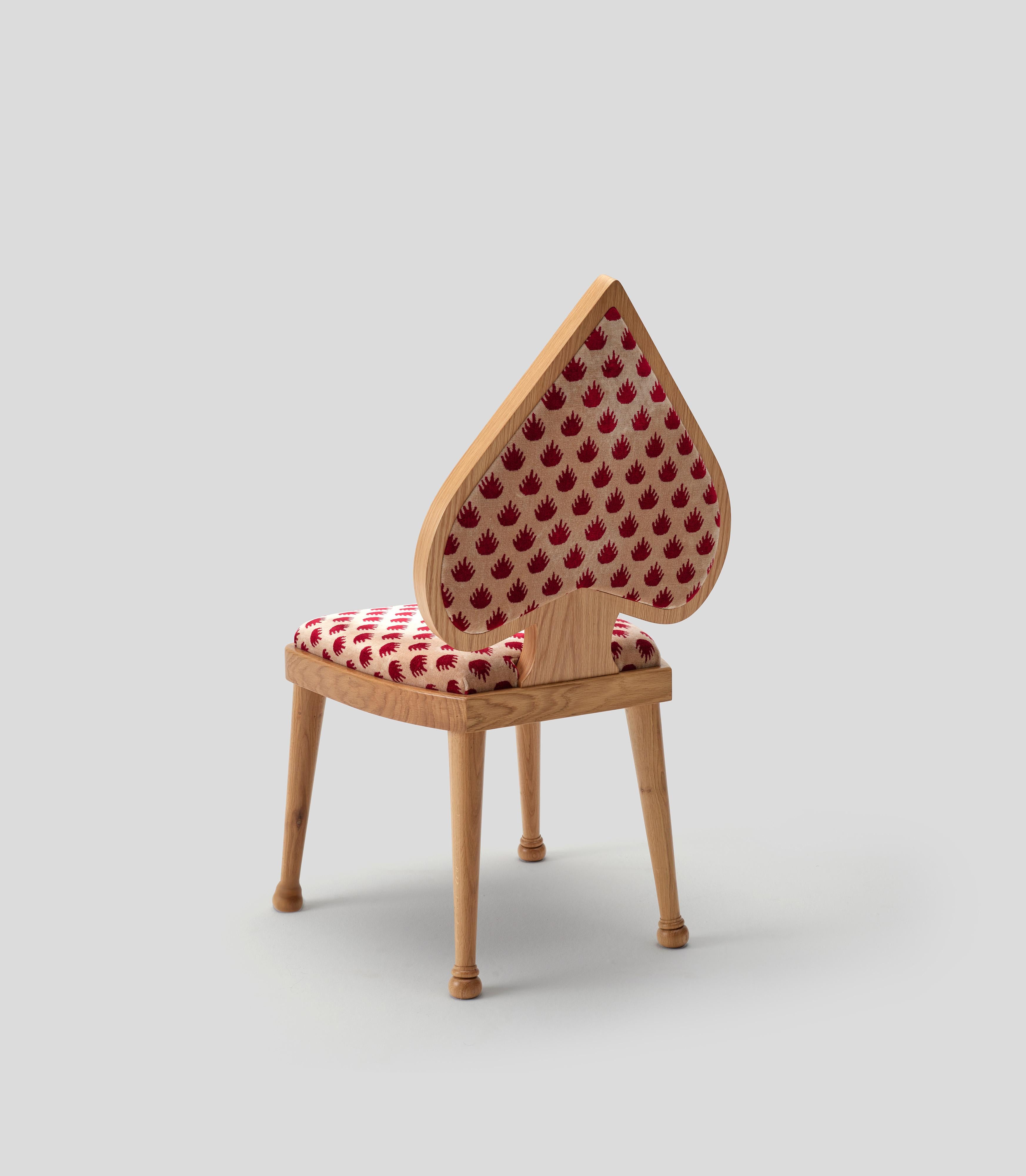 Roter Ace-Stuhl von Merve Kahraman, Eiche und roter Samtkronenstoff im Zustand „Neu“ im Angebot in New York, NY