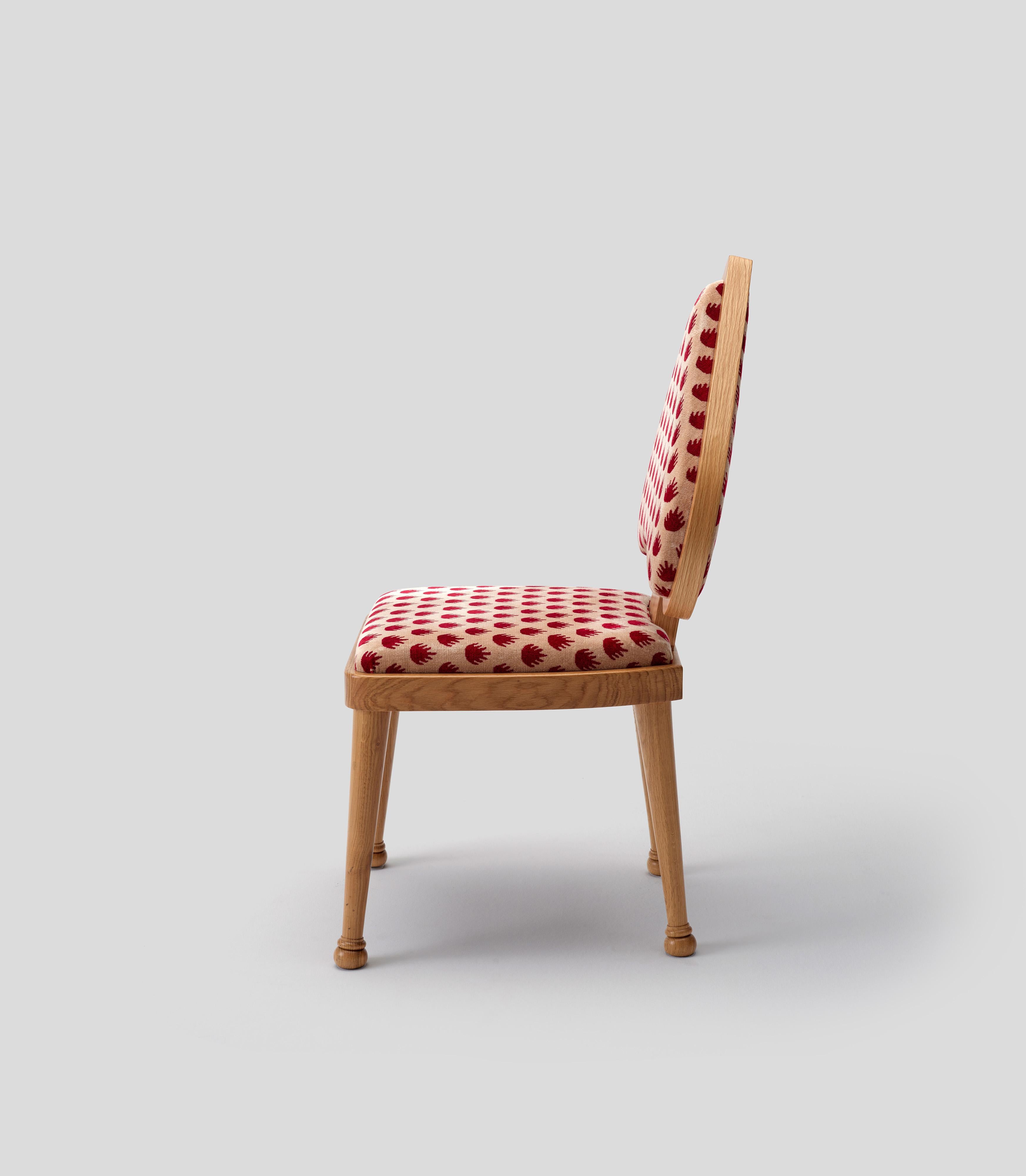 Roter Ace-Stuhl von Merve Kahraman, Eiche und roter Samtkronenstoff (21. Jahrhundert und zeitgenössisch) im Angebot