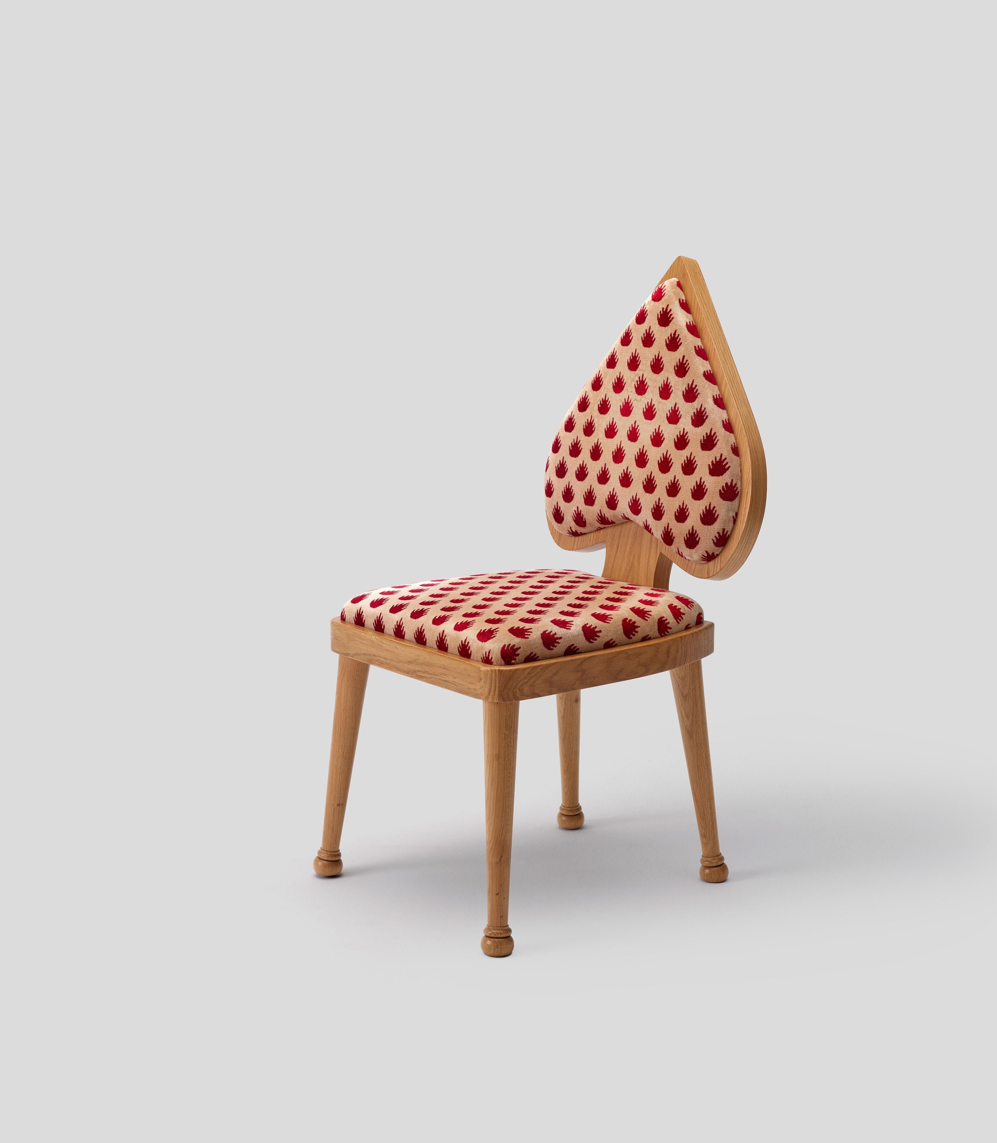 Roter Ace-Stuhl von Merve Kahraman, Eiche und roter Samtkronenstoff (Stoff) im Angebot