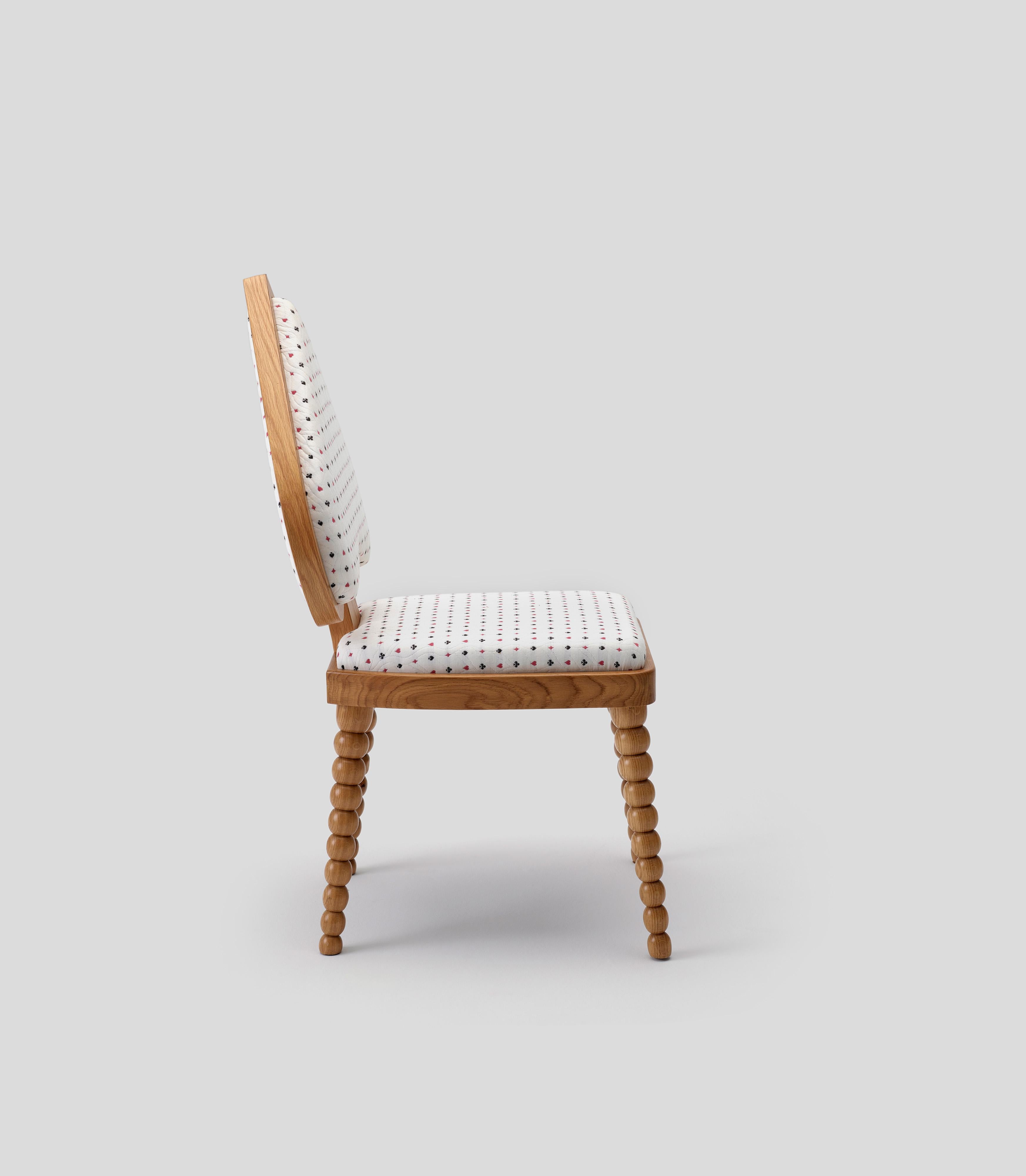 Turc Chaise Ace blanche de Merve Kahraman, chêne et tissu blanc pour jouer aux cartes en vente
