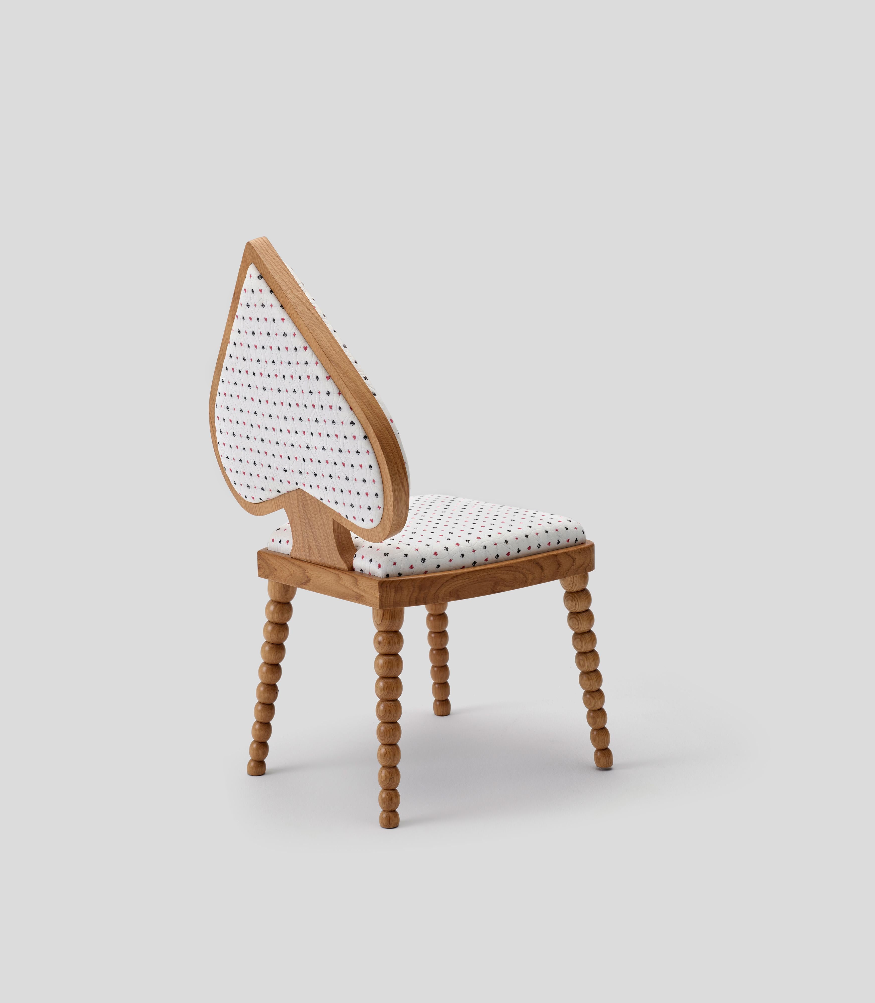 Intagliato a mano Sedia Ace White di MERVE KAHRAMAN, in Oak e tessuto con carte da gioco bianche in vendita