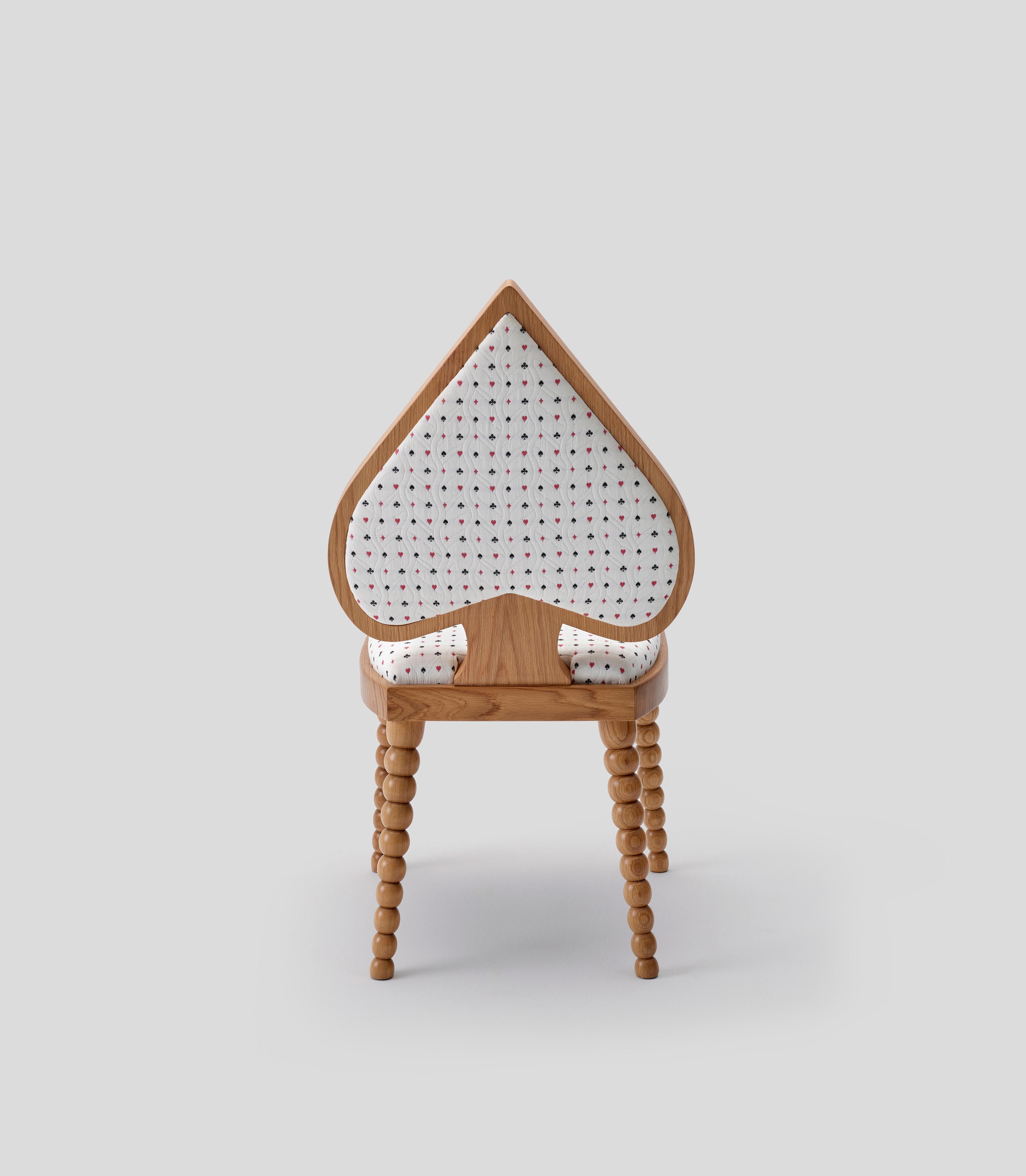 Sedia Ace White di MERVE KAHRAMAN, in Oak e tessuto con carte da gioco bianche In condizioni Nuovo in vendita a New York, NY