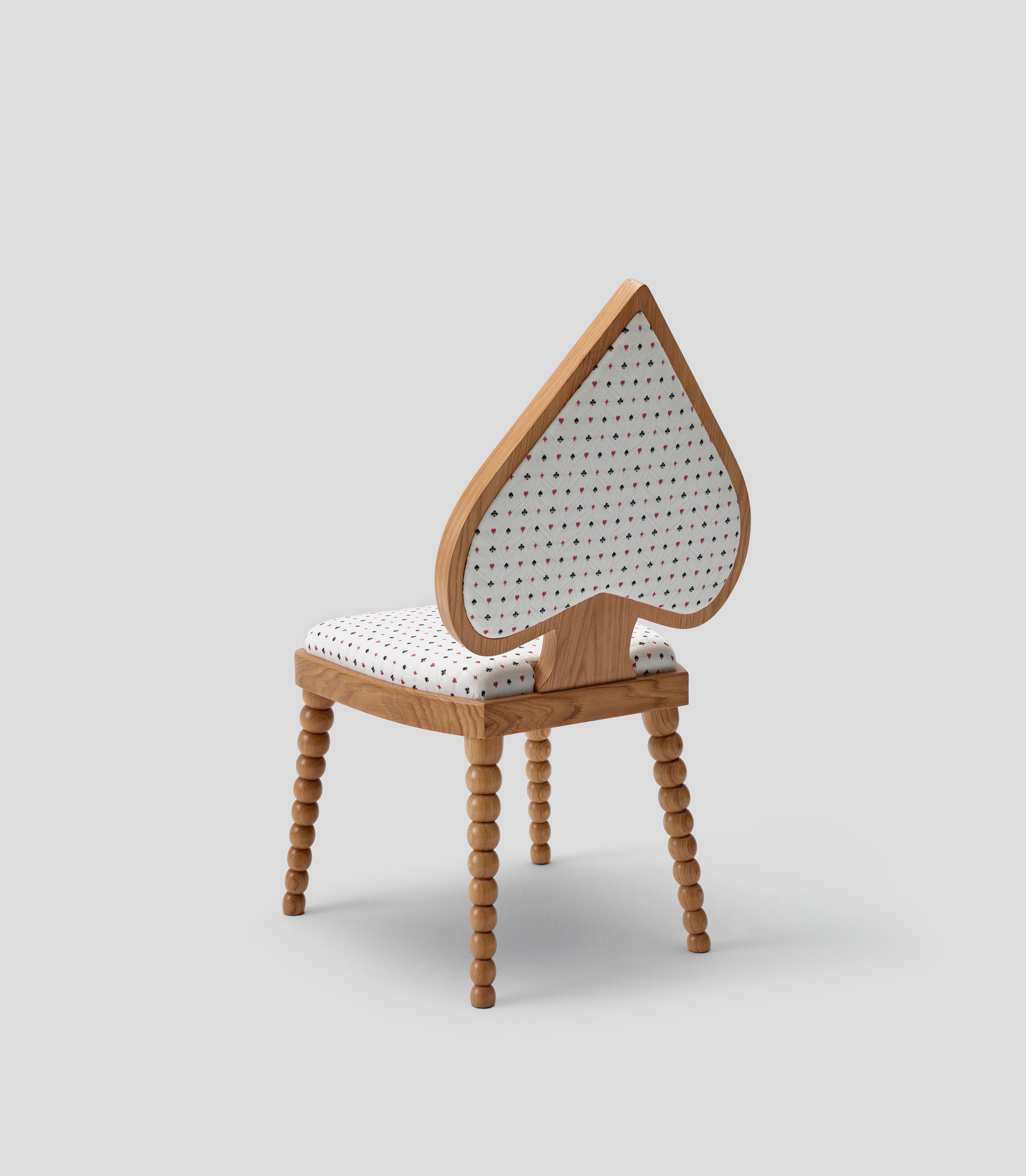 XXI secolo e contemporaneo Sedia Ace White di MERVE KAHRAMAN, in Oak e tessuto con carte da gioco bianche in vendita