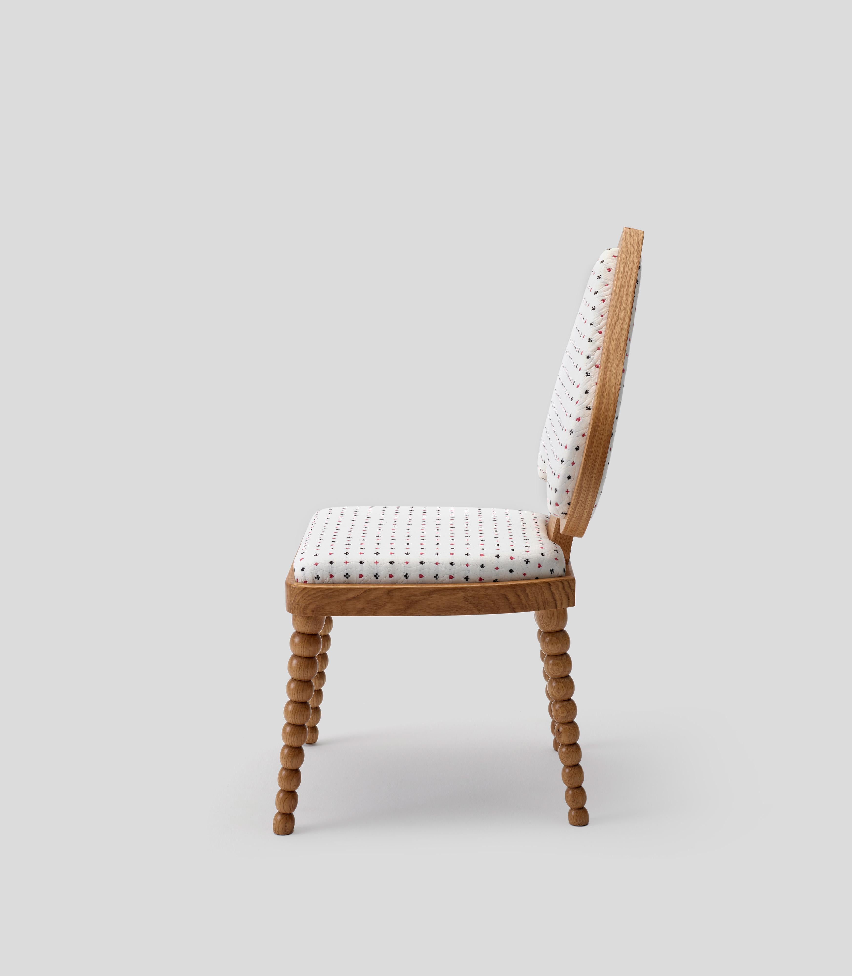 Tissu Chaise Ace blanche de Merve Kahraman, chêne et tissu blanc pour jouer aux cartes en vente