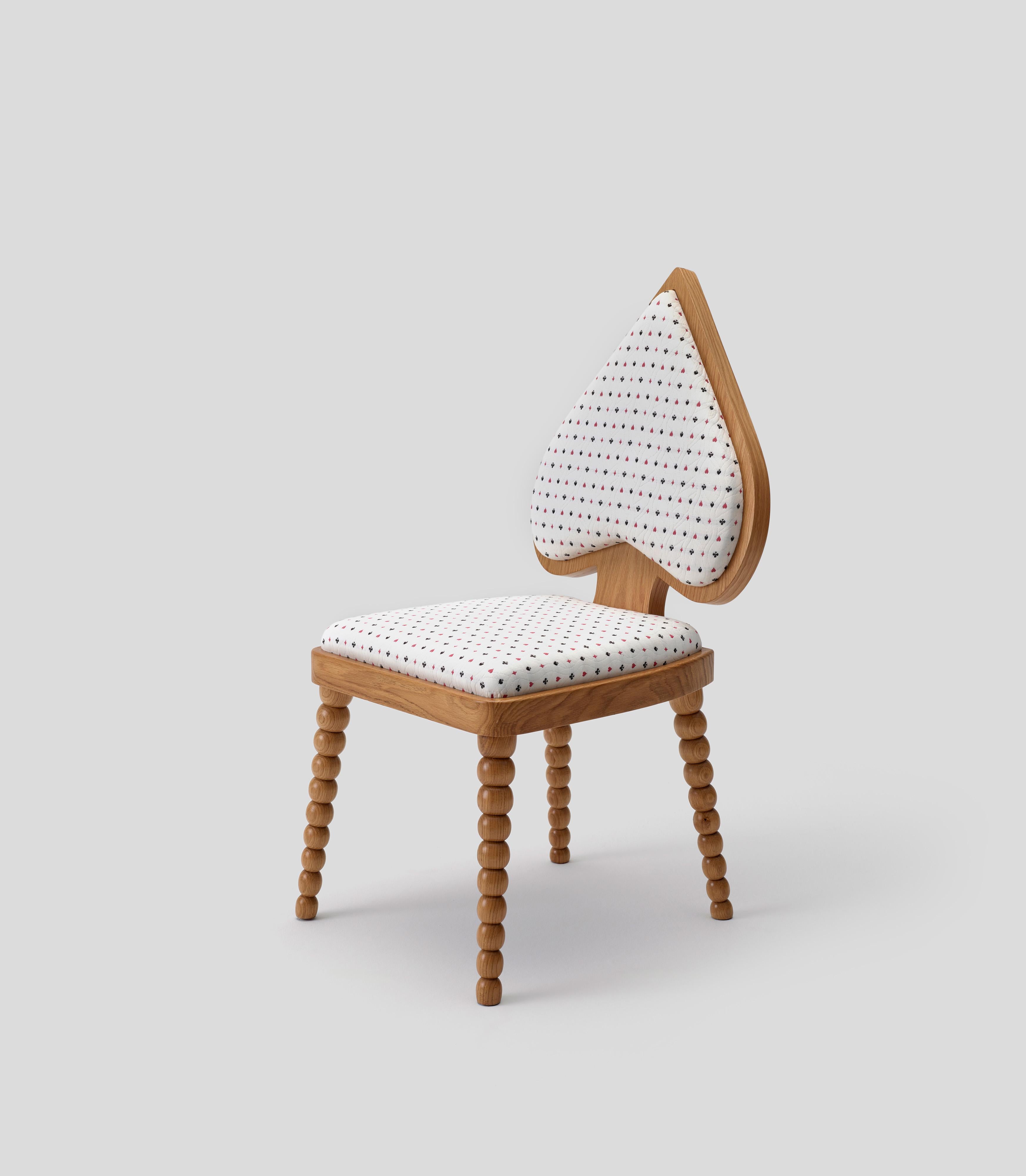 Sedia Ace White di MERVE KAHRAMAN, in Oak e tessuto con carte da gioco bianche in vendita 1