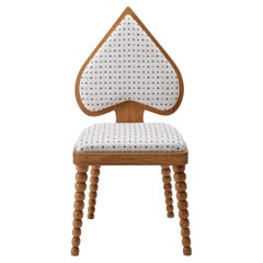 Silla Ace blanca de Merve Kahraman, roble y tela blanca de naipes