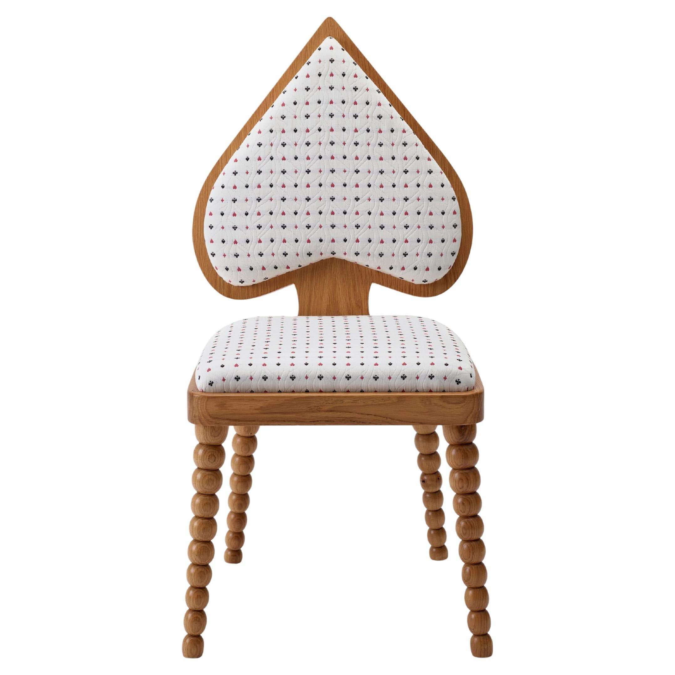 Sedia Ace White di MERVE KAHRAMAN, in Oak e tessuto con carte da gioco bianche