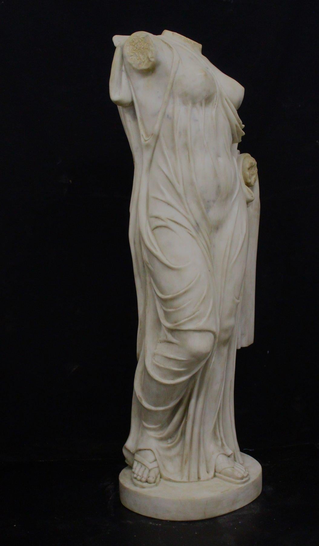Statua acefala di Venere togata in marmo statuario bianco. ULTERIORI FOTO, INFORMAZIONI SUL LOTTO E INFORMAZIONI SULLA SPEDIZIONE POSSONO ESSERE RICHIESTE INVIANDO UN'EMAIL

Spese di spedizione indicative in Italia: 300€ e in Europa: 690€.
Tags: