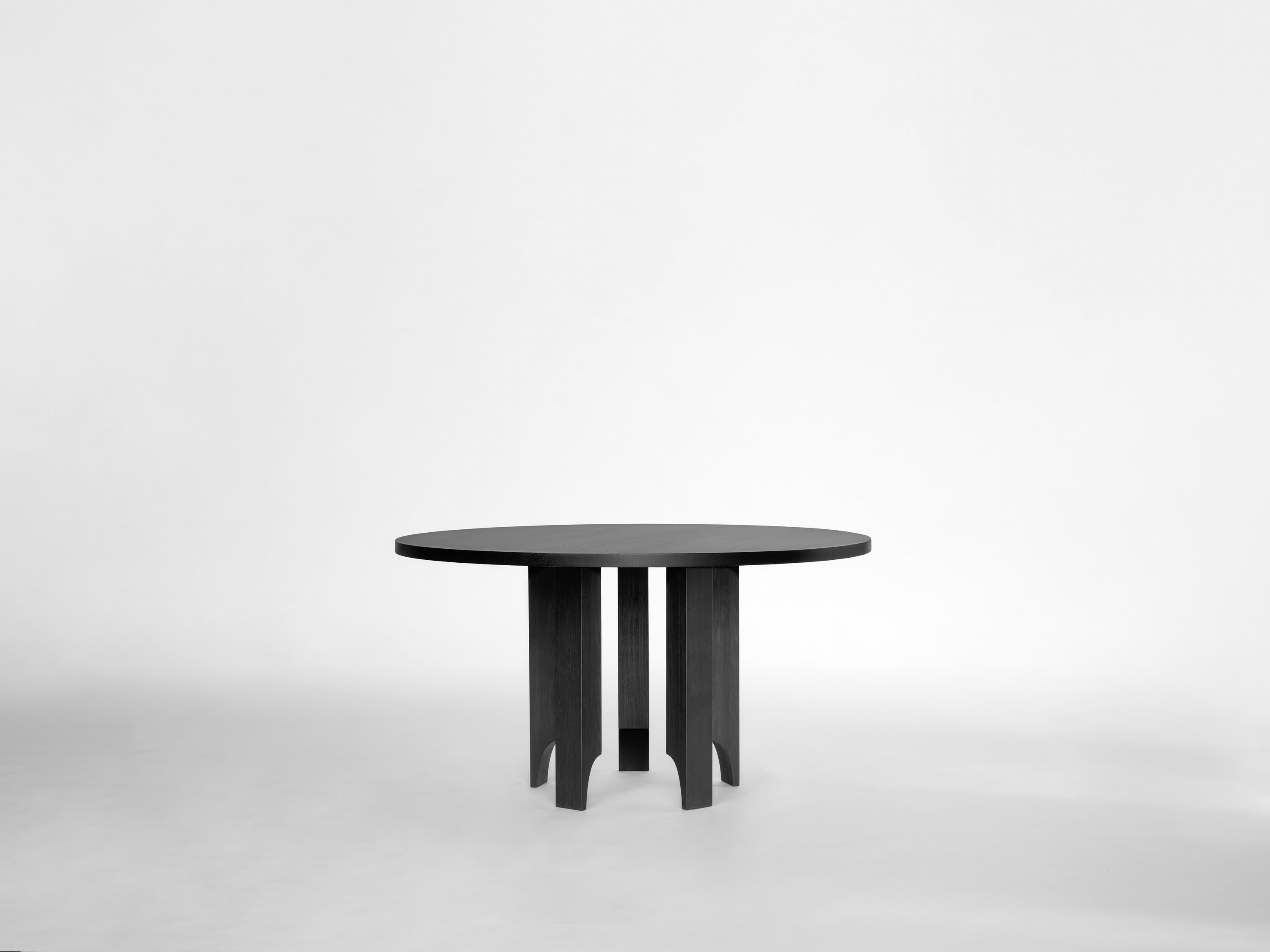 Acer 140 Table de salle à manger ronde en Oak Oak européen par Mokko Amsterdam
Dimensions : D 140 x L 140 x H 75 cm. 
MATERIAL : Chêne européen.

Disponible en différentes options de matériaux et de dimensions. Conçue par Aad Bos et fabriquée aux