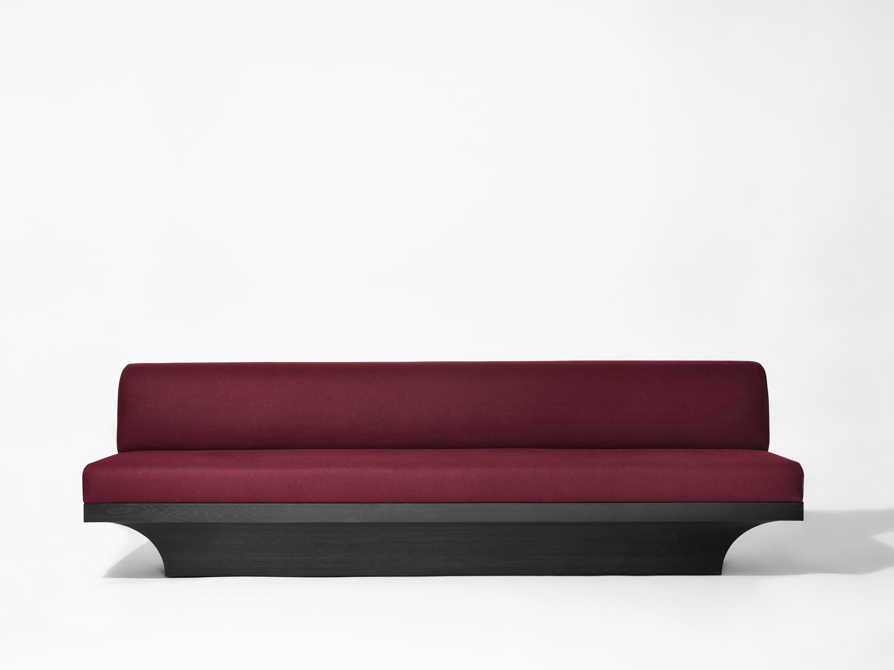 Acer 180 Sofa aus europäischer Eiche und burgunderfarbener Wolle von Mokko Amsterdam
Abmessungen: T 70 x B 180 x H 32 cm. 
MATERIALIEN: Europäische Eiche und Wolle.

Erhältlich in verschiedenen MATERIALs und Abmessungen. Entworfen von Aad Bos und