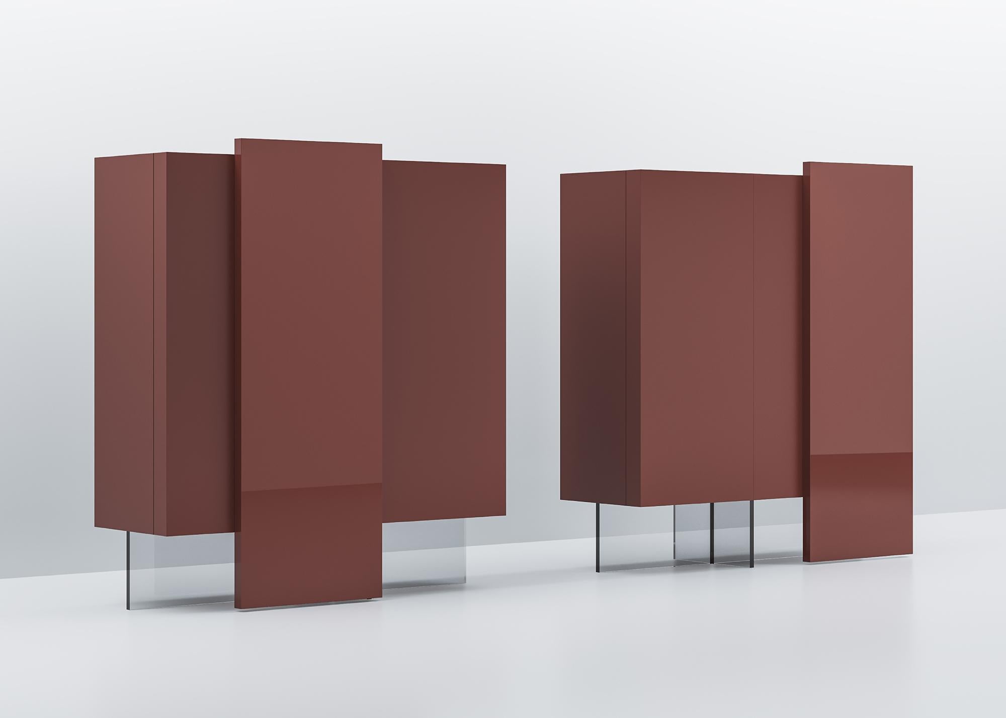 Zwei vertikale Sideboards, die dank ihrer unterschiedlichen Aufteilung sowohl allein als auch zu zweit stehen können.
Der Schrank wird durch zwei Flügeltüren und eine darüber liegende Schiebeplatte geschlossen, die ein weiteres Fach freigibt. Die