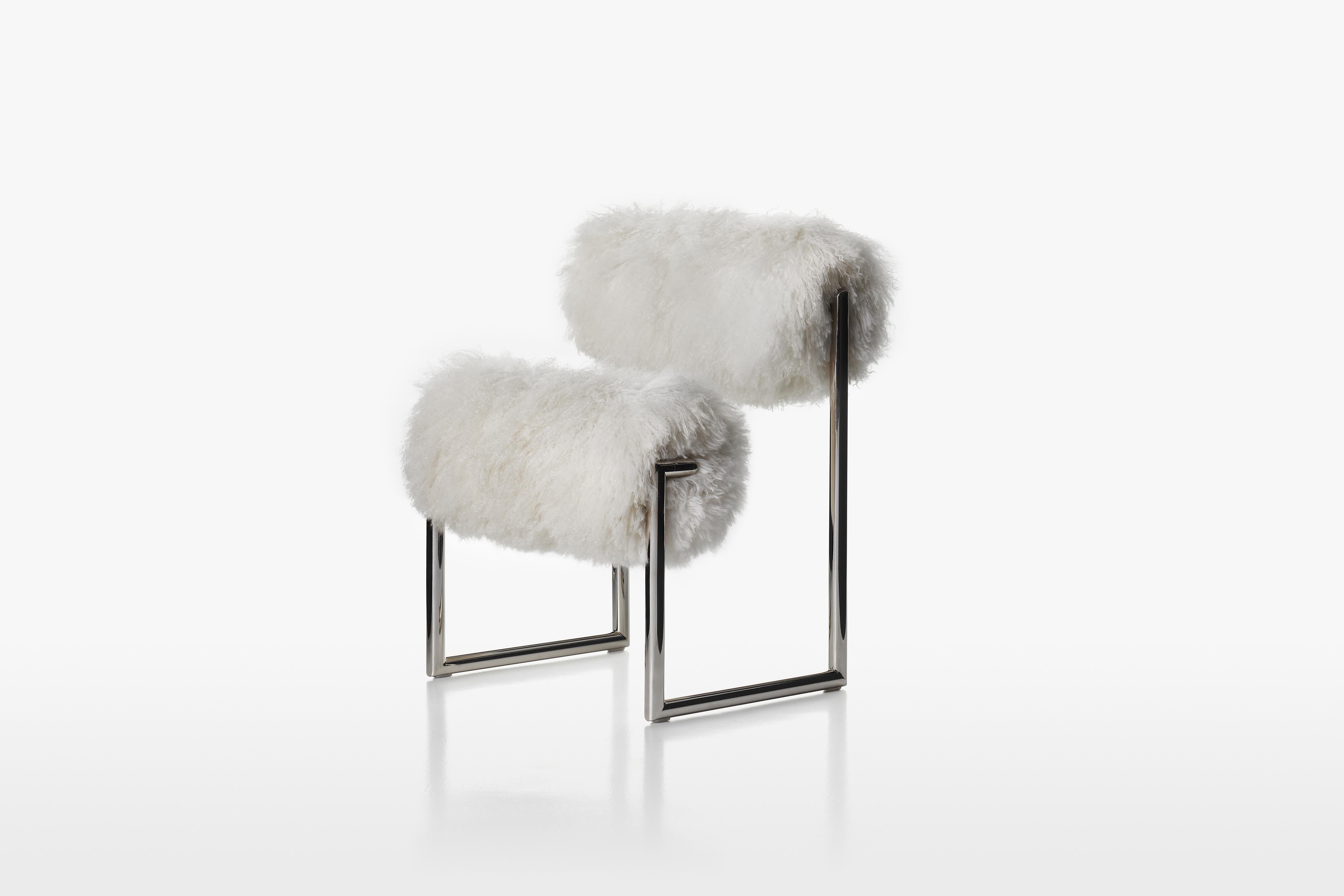Avec une esthétique qui parle le langage du futur, le fauteuil Due Più peut être considéré comme l'un des projets-manifestes de Nanda Vigo, la synthèse de ses deux âmes : son esprit de géométrie évident dans la structure métallique minimale