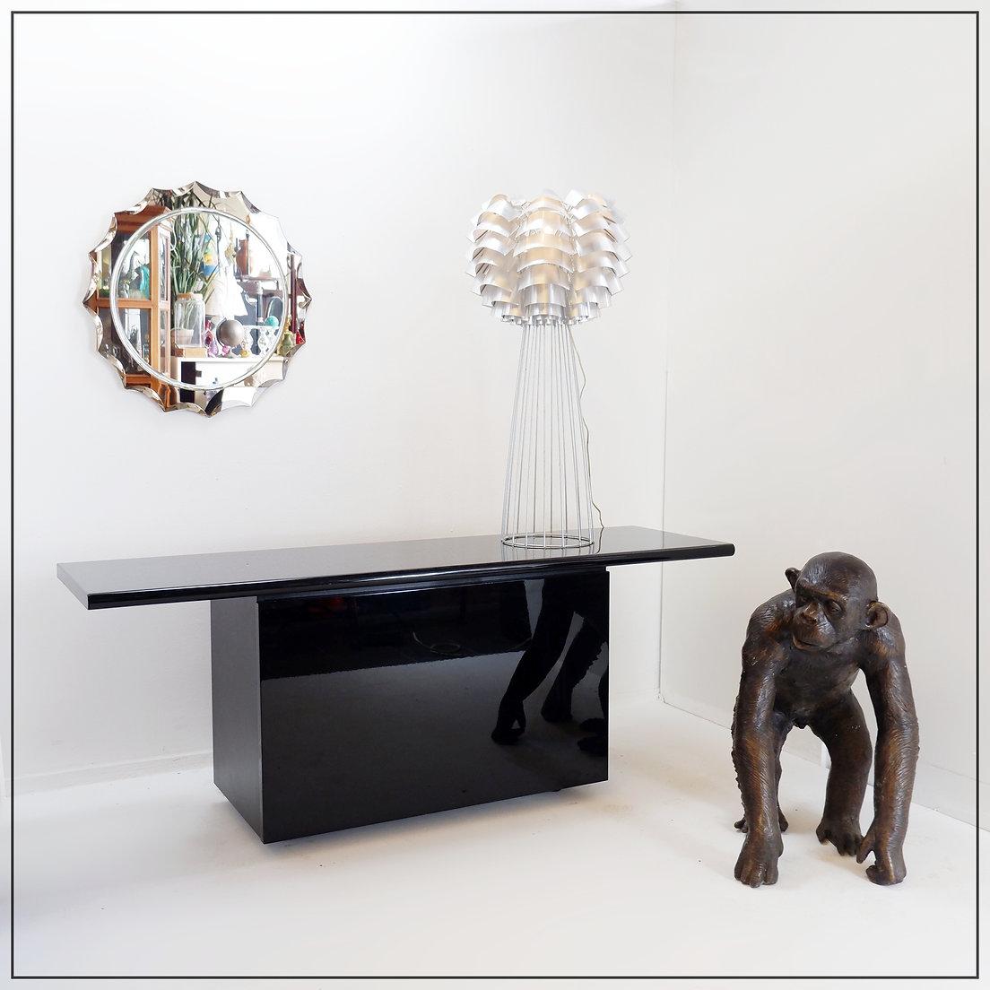 Credenza laccata nera Acerbis - Serie Sheraton anni '80
Decorazione italiana - Metà secolo
Misure: 180x49,5cm H. 69,5cm 
Credenza della serie Sheraton, con struttura interamente in legno laccato nero lucido, quattro cassetti in legno nero e un vano