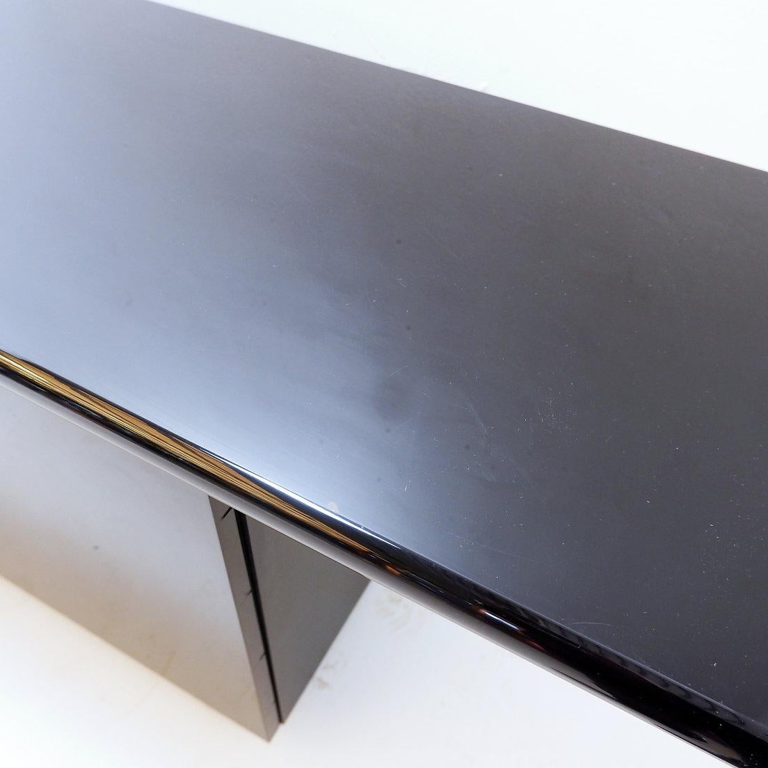 Laccato Credenza laccata nera Acerbis - Serie Sheraton anni '80