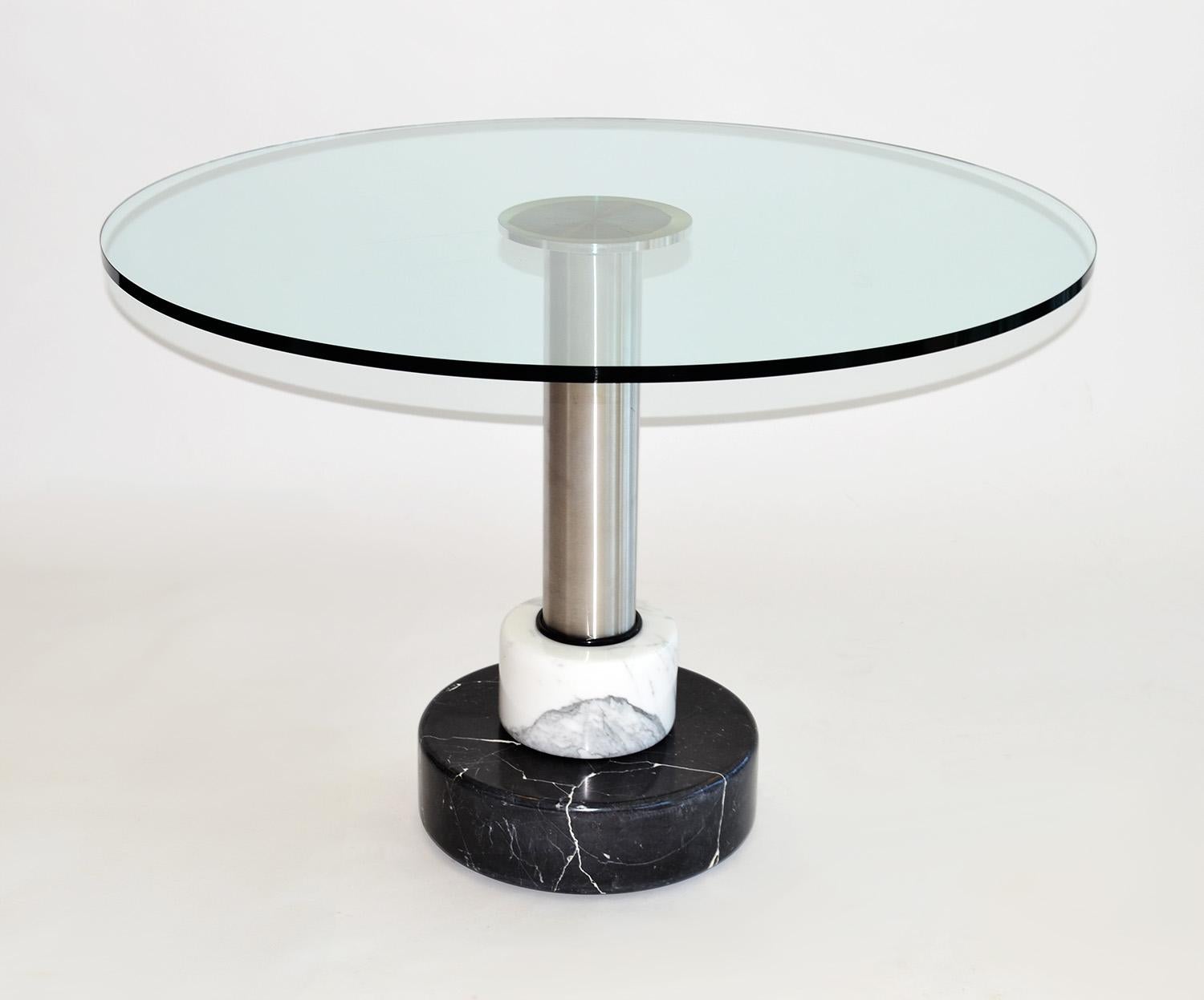 Table de salle à manger en marbre et verre 'I Menhir' par Acerbis et Stoppino, années 1980

Table de salle à manger ou de dînette post moderne avec base en marbre blanc et noir et colonne en acier, avec un plateau rond en verre transparent. Conçu