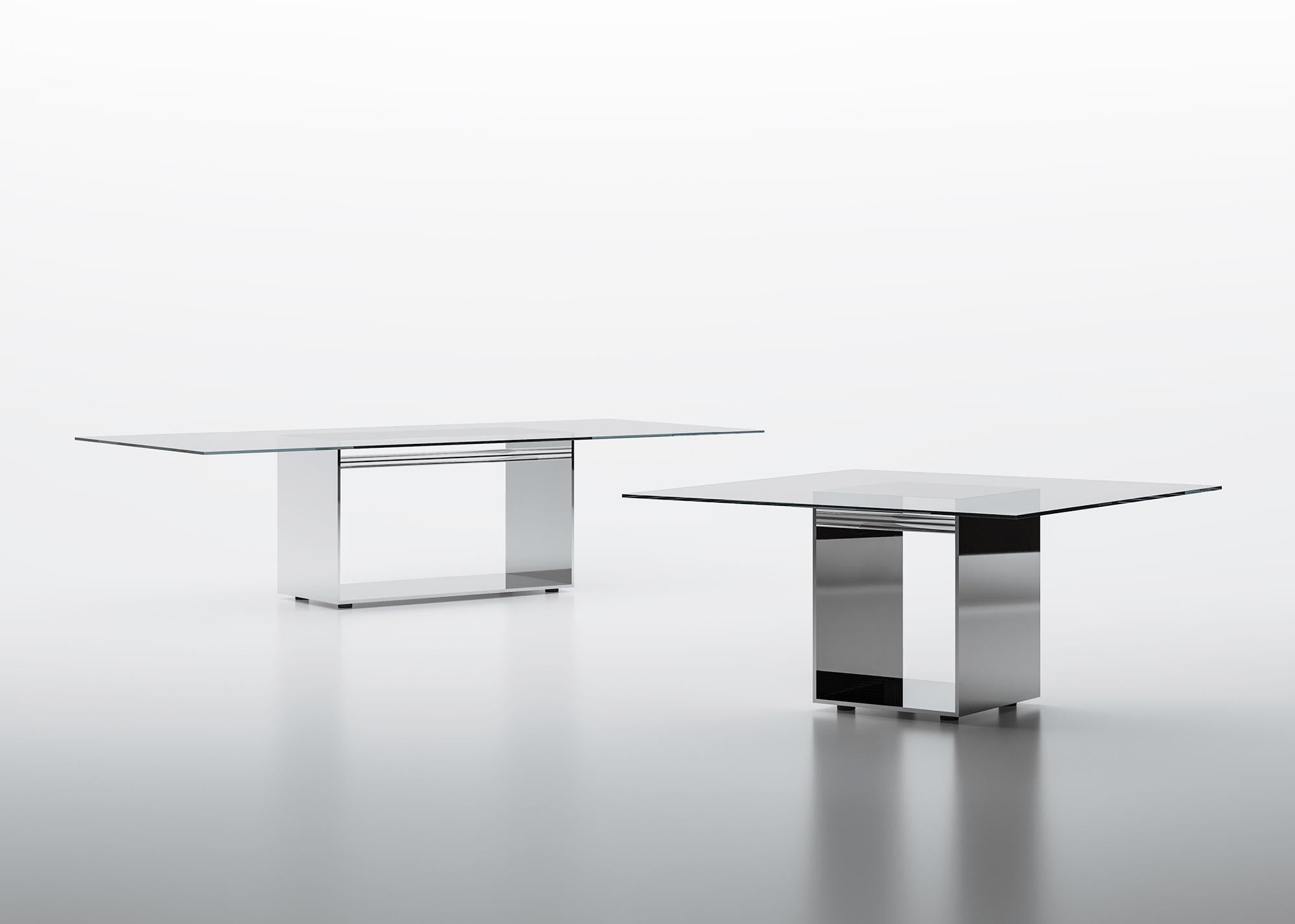 Acerbis Judd Großer quadratischer Tisch mit transparenter Glasplatte und glänzendem Stahlfuß im Zustand „Neu“ im Angebot in Brooklyn, NY