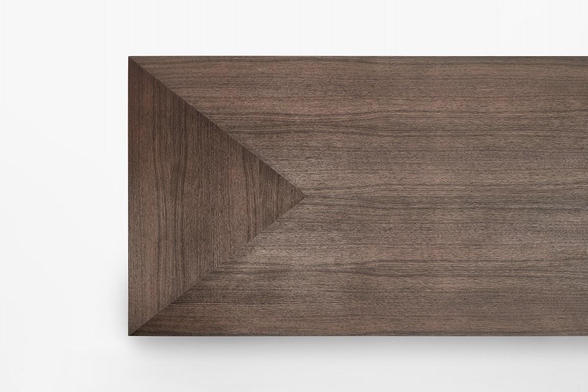 Der Ende der 1990er Jahre von dem Architekten Gianfranco Frattini entworfene Maestro-Tisch vereint Design-Vision und italienisches Tischlerhandwerk in sich. Holz ist Frattinis bevorzugtes MATERIAL und seine Leidenschaft zeigt sich in allen seinen