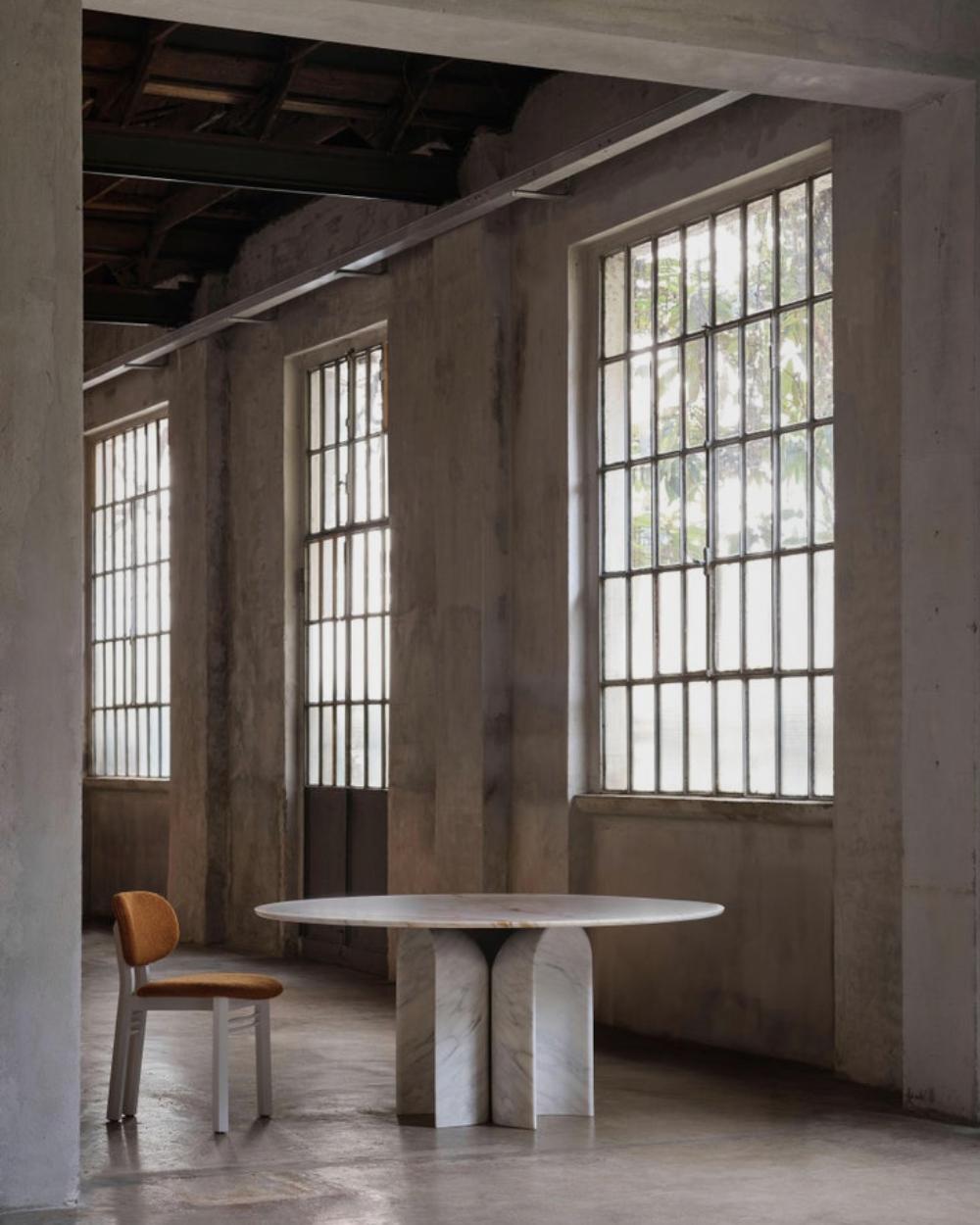 Une synthèse parfaite de la matière et de la forme. Le Cupole, la nouvelle table conçue par Francesco Meda et David Lopez Quincoces, est un hommage à la pureté géométrique et à l'élégance sculpturale. La base, composée de trois dômes sculptés dans