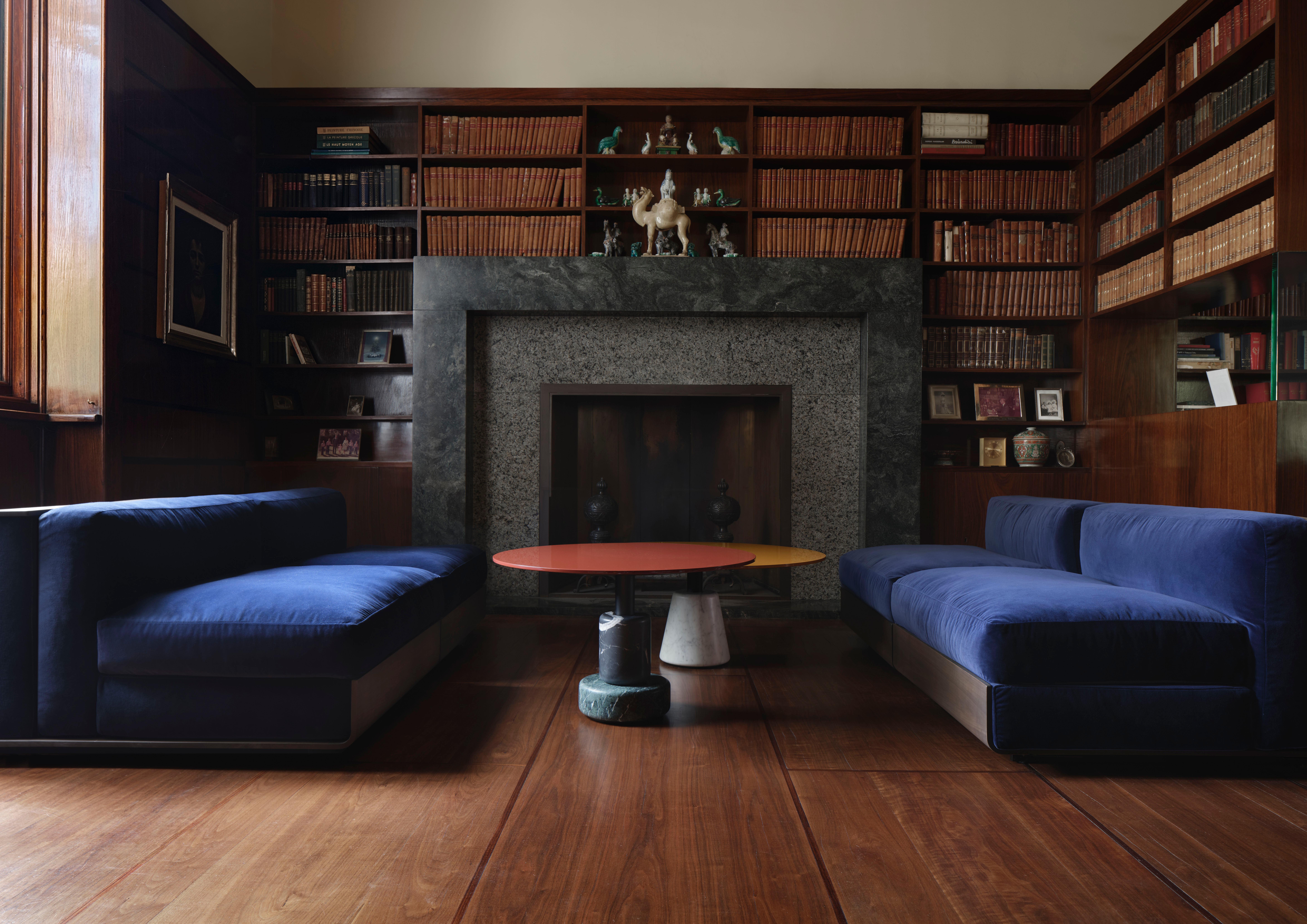 Acerbis Life Sofa mit weißer Polsterung und dunkel gebeiztem Nussbaumgestell im Zustand „Neu“ im Angebot in Brooklyn, NY