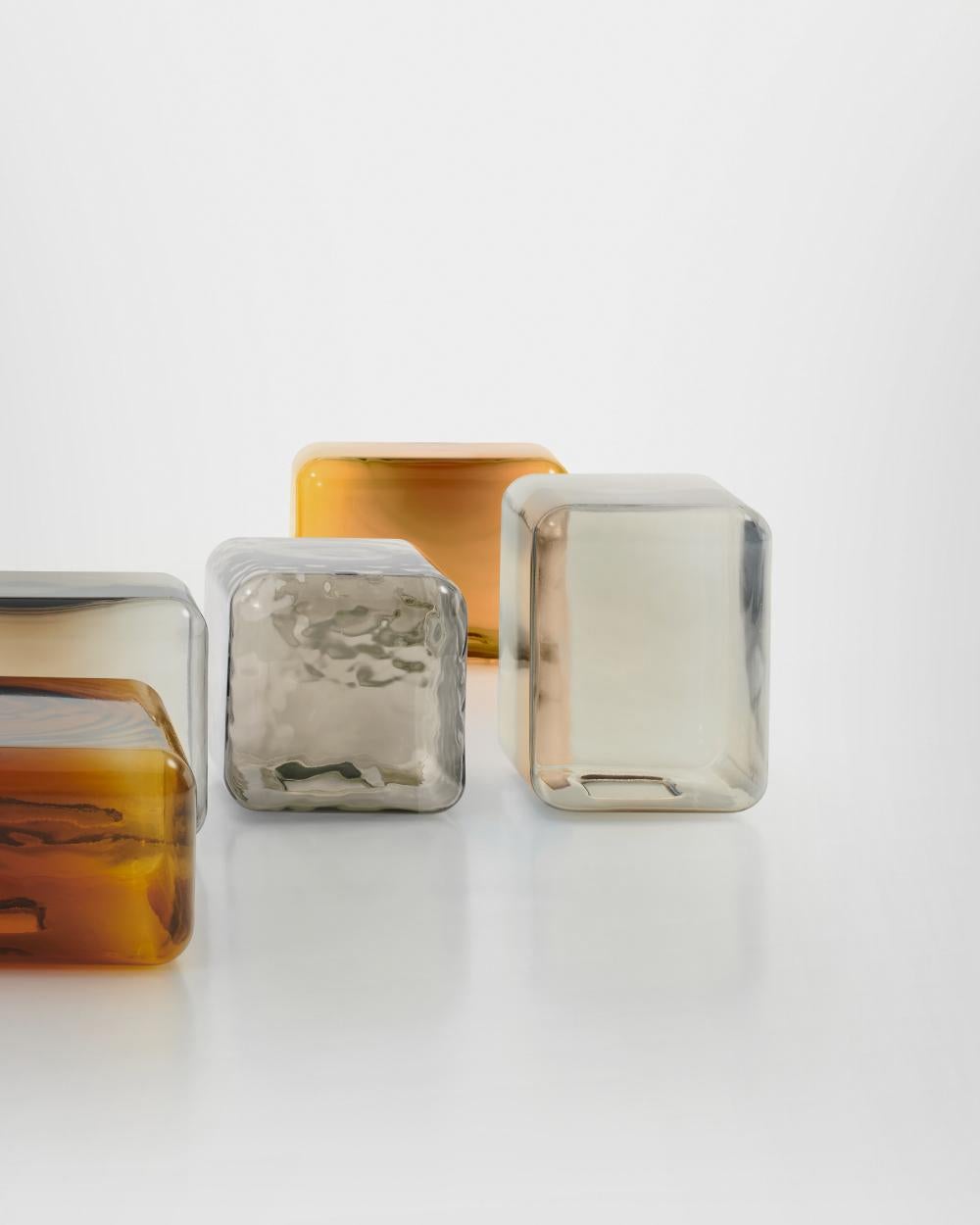 Materie, Licht und Farbe treffen in einer intensiven Interaktion aufeinander
von Materialien.
Diese Collection'S verkörpert die Eleganz der reinen Formen, die durch die
durch die Verwendung von mundgeblasenem Glas. Sabine Marcelis, bekannt für
ihre