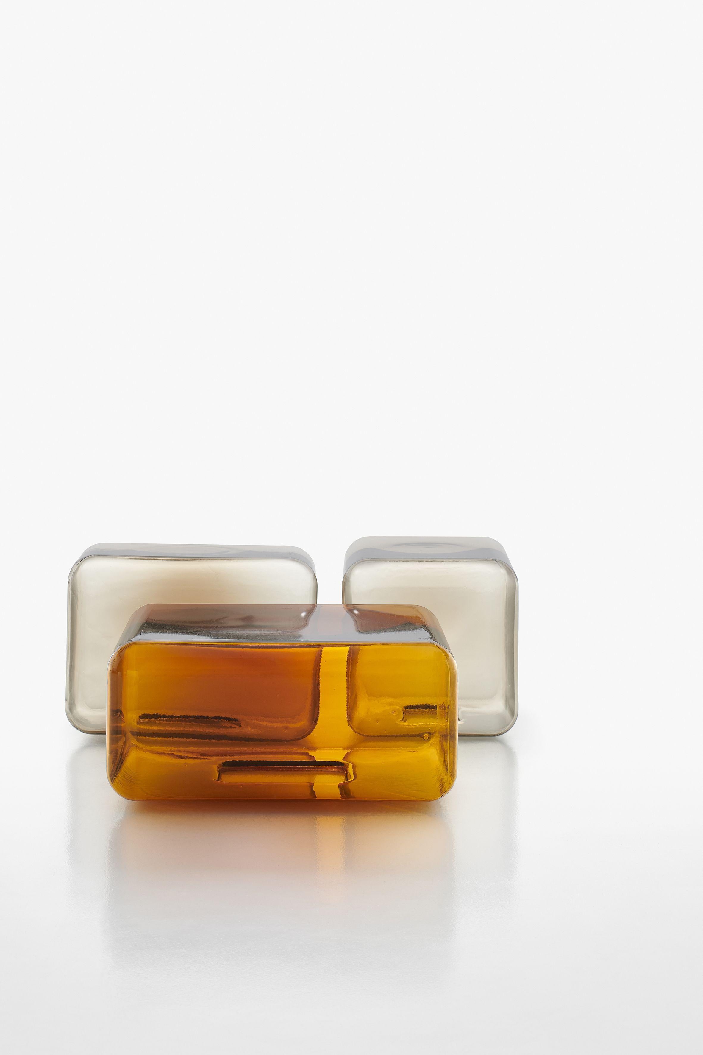 Matière, lumière et couleur se rencontrent dans une interaction intense
des matériaux.
Cette collection incarne l'élégance des formes pures, élevées...
grâce à l'utilisation de verre soufflé à la main. Sabin Marcelis, connue pour
son utilisation