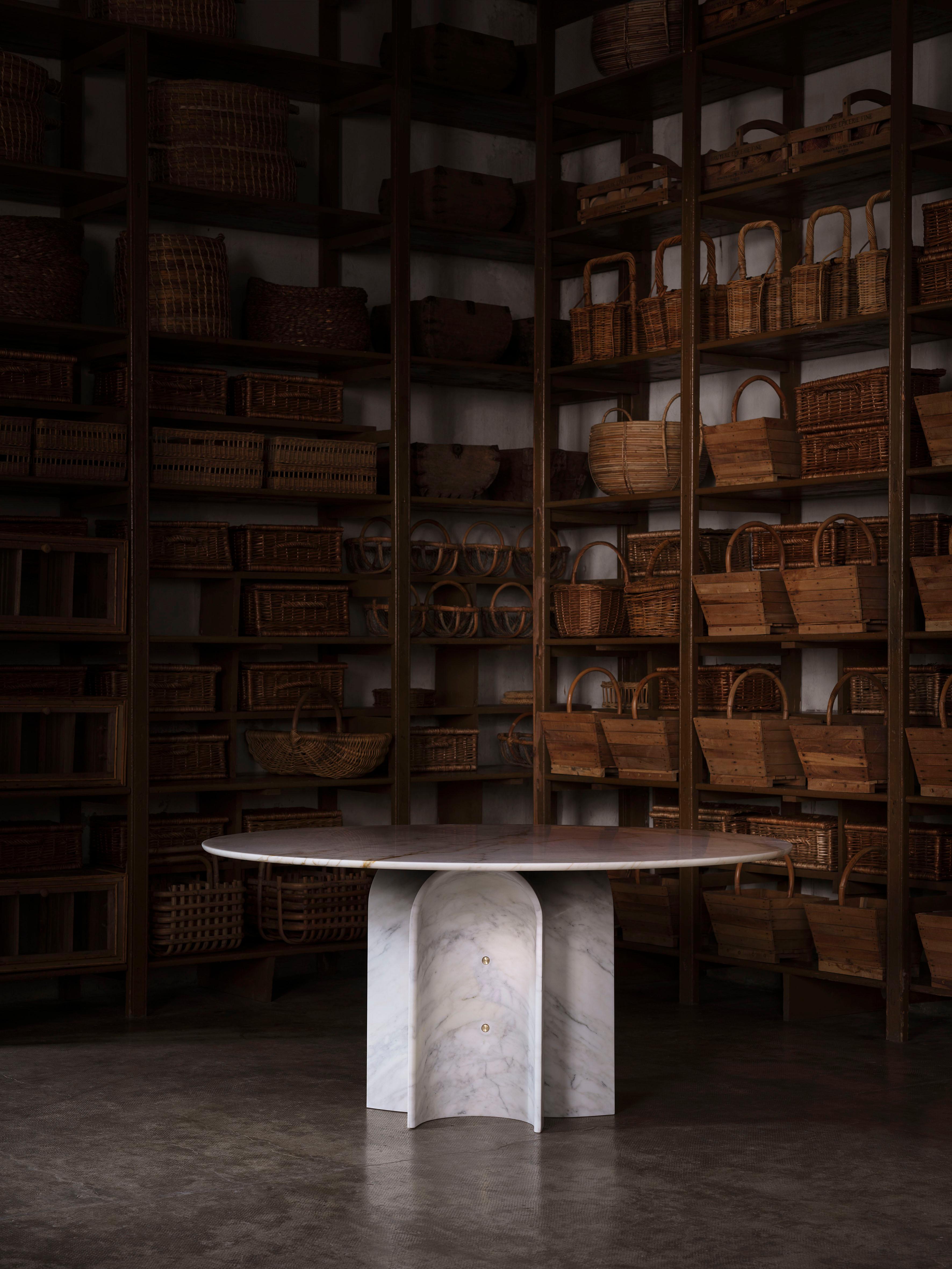 A perfect synthesis of material and form. Le Cupole, the new
table designed by Francesco Meda and David Lopez Quincoces,
is a tribute to geometric purity and sculptural elegance.
The base, composed of three marble-sculpted domes (cupole
in Italian),