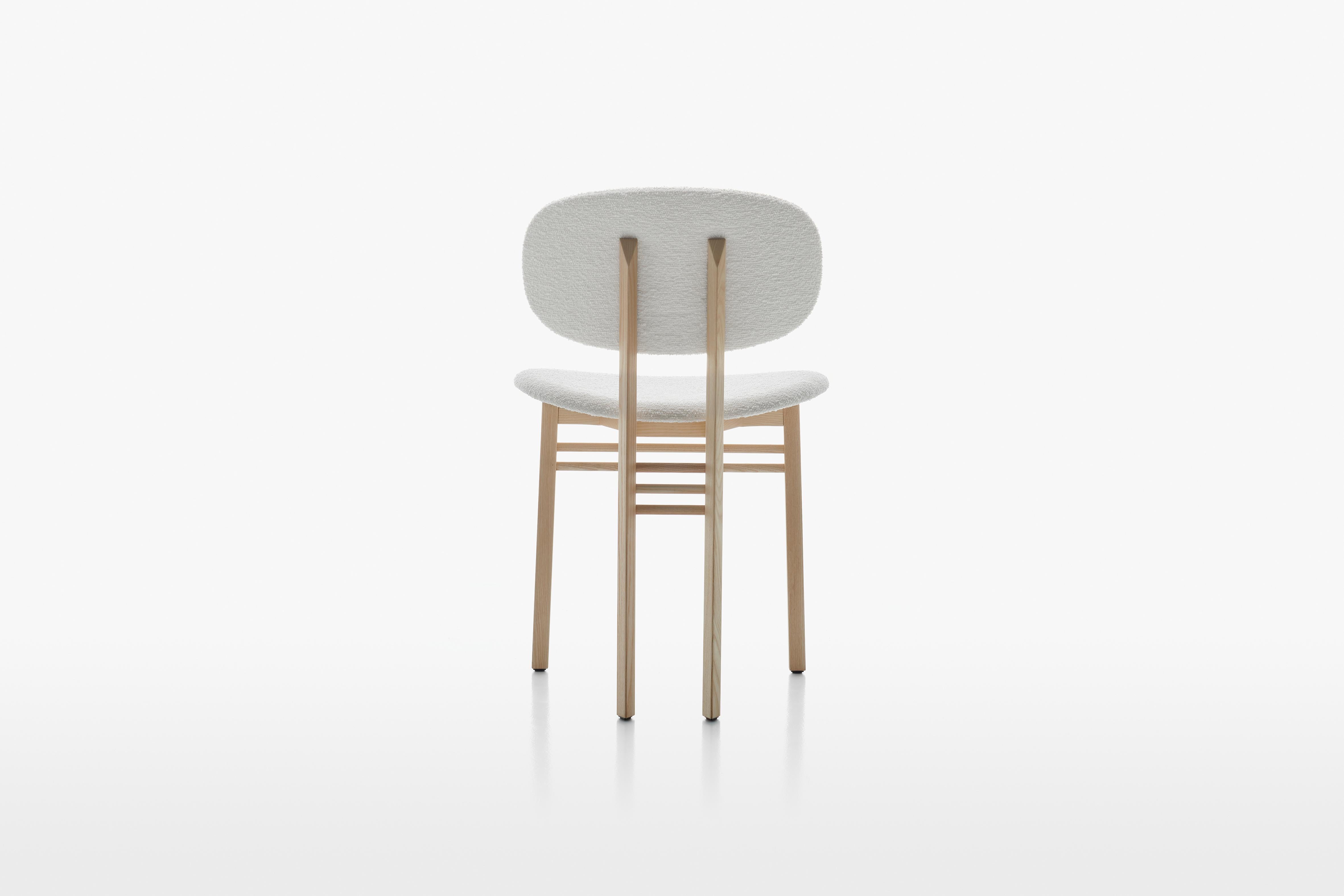 Acerbis Med Chair avec assise tapissée en blanc et structure en frêne teinté en noir en vente 14