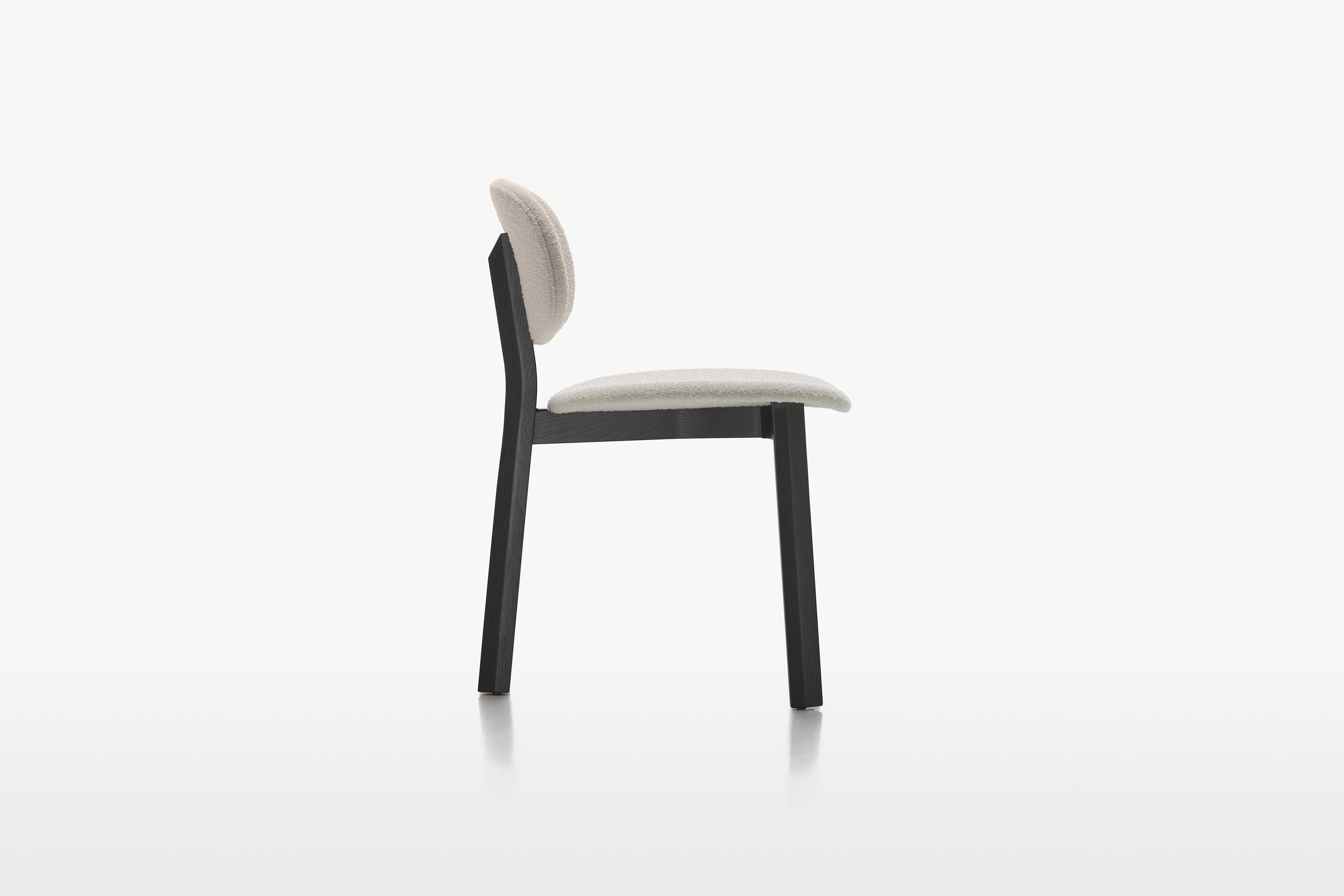 Acerbis Med Chair avec assise tapissée en blanc et structure en frêne teinté en noir en vente 2
