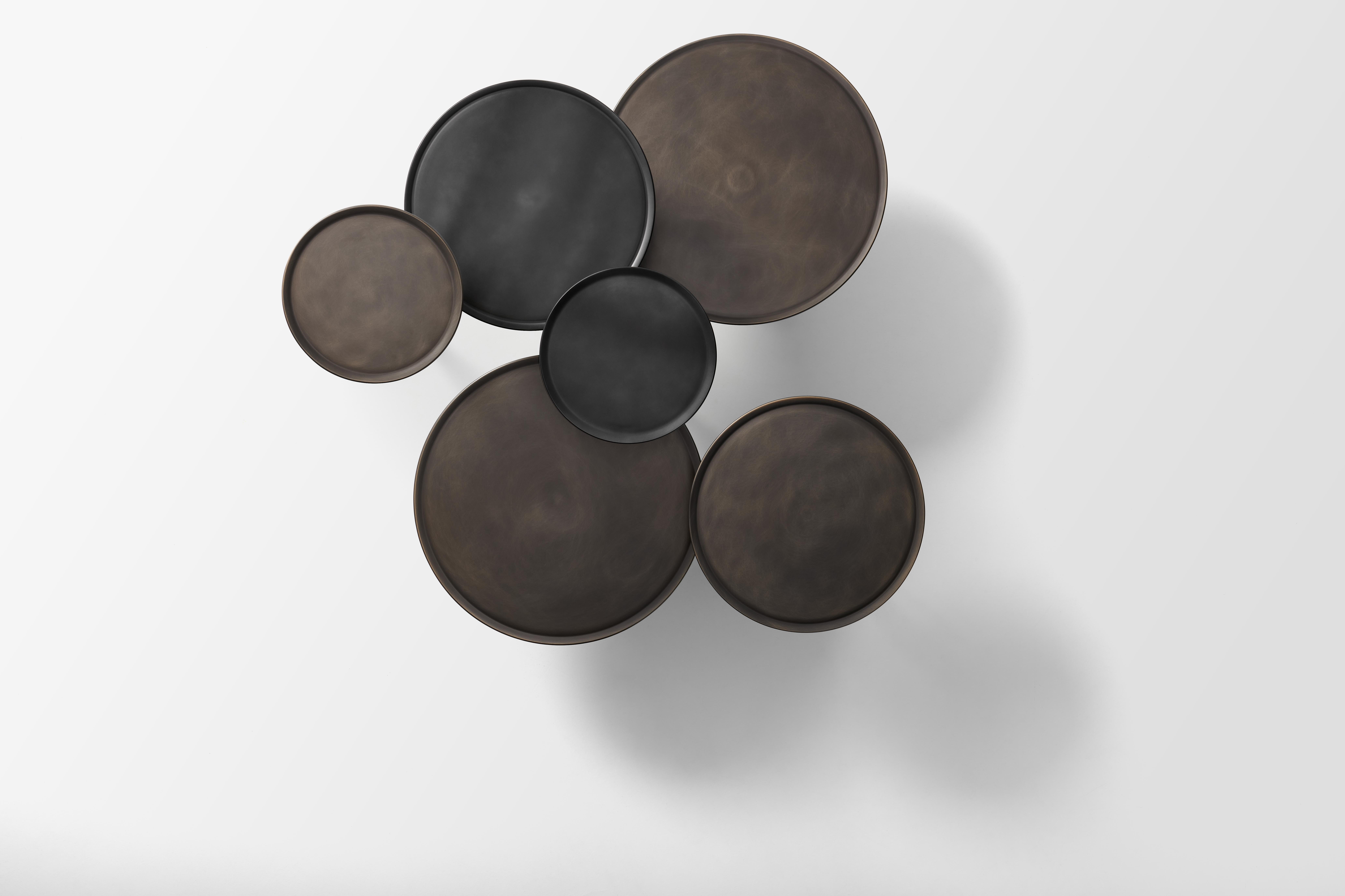 Table d'appoint Acerbis moyenne en forme de chèvre avec plateau en bronze mat et cadre en laiton brossé Neuf - En vente à Brooklyn, NY