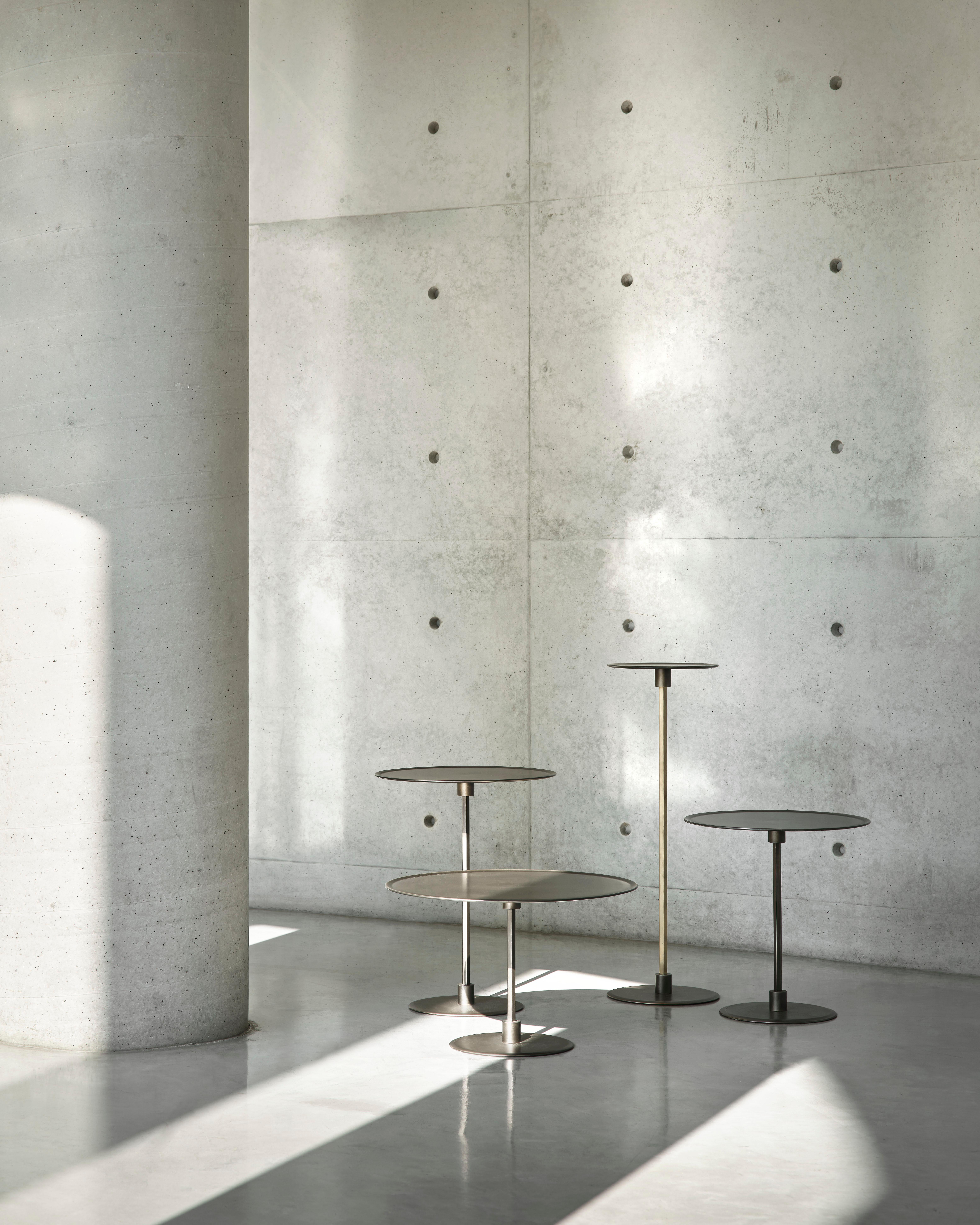 XXIe siècle et contemporain Table d'appoint Acerbis moyenne en forme de chèvre avec plateau en bronze mat et cadre en laiton brossé en vente