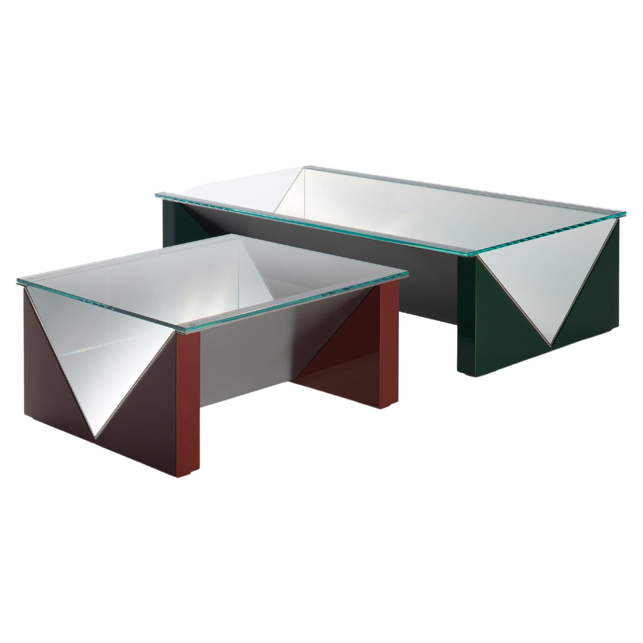 Lors de la 15e Triennale de Milan en 1973, Claudio Salocchi a lancé la famille Napoleone, composée de tables, de tables basses et de présentoirs, une interprétation extrêmement synthétique des géométries combinées à des matériaux qui n'étaient pas