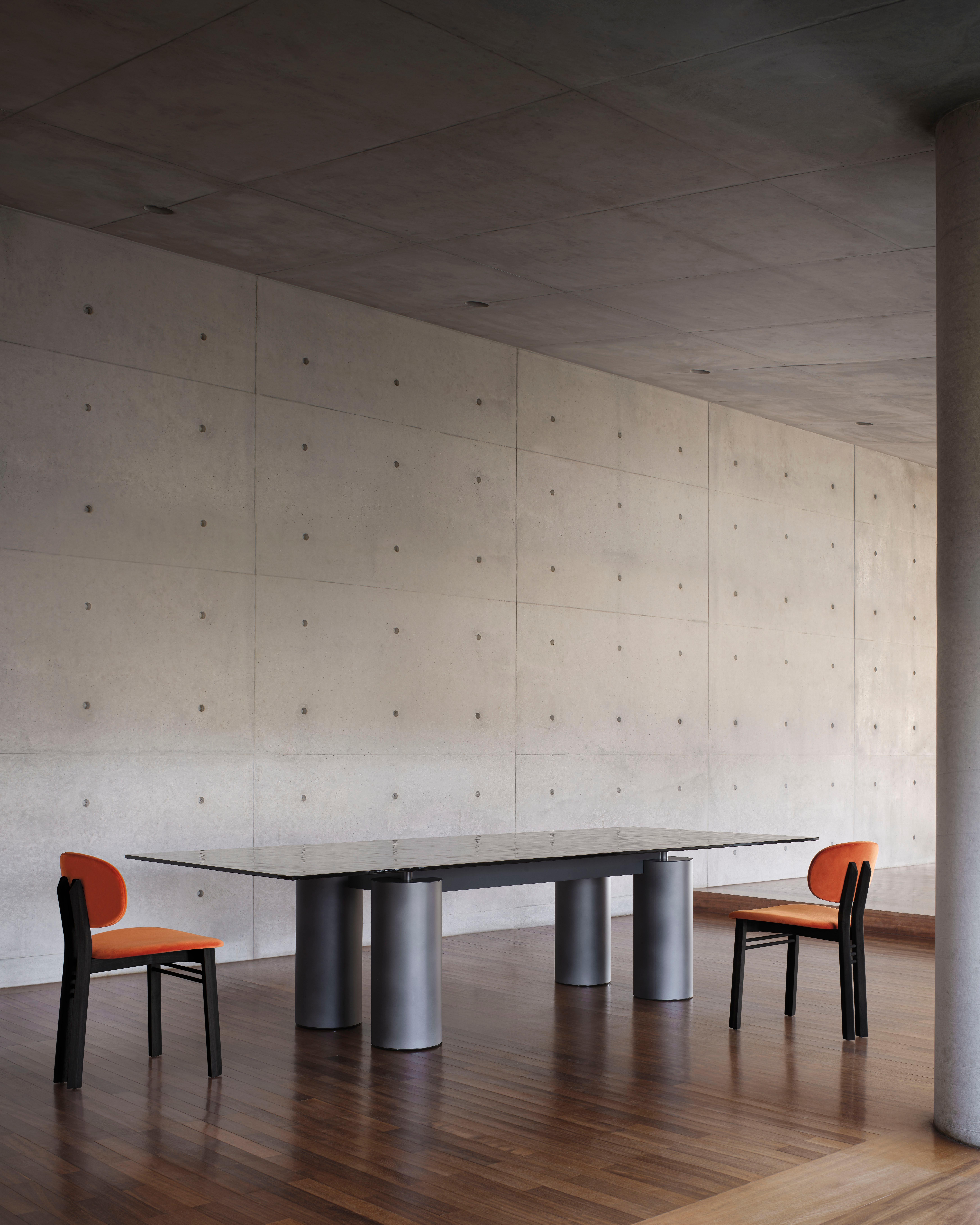 XXIe siècle et contemporain Acerbis Serenissimo Table carrée moyenne en verre moulé noir avec base blanche en vente