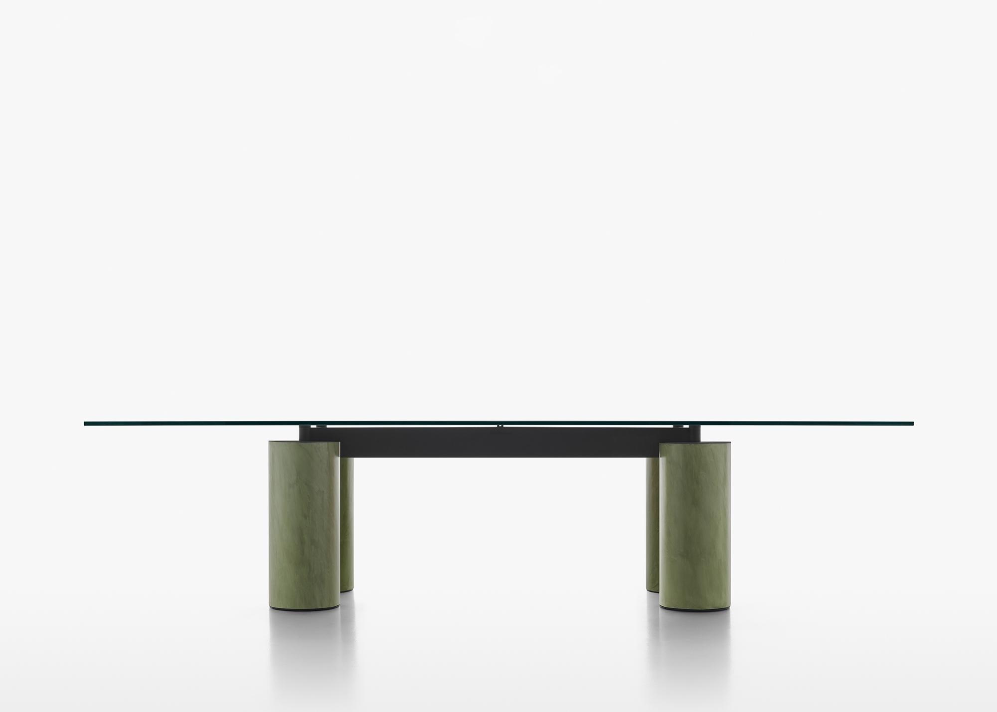 Système de tables avec plateaux en verre soutenus par des colonnes imposantes en finition Fresco, un matériau précieux composé de béton avec des résines spéciales et des pigments. Diamètre dans différents matériaux fins : Fresco finish (pâte de