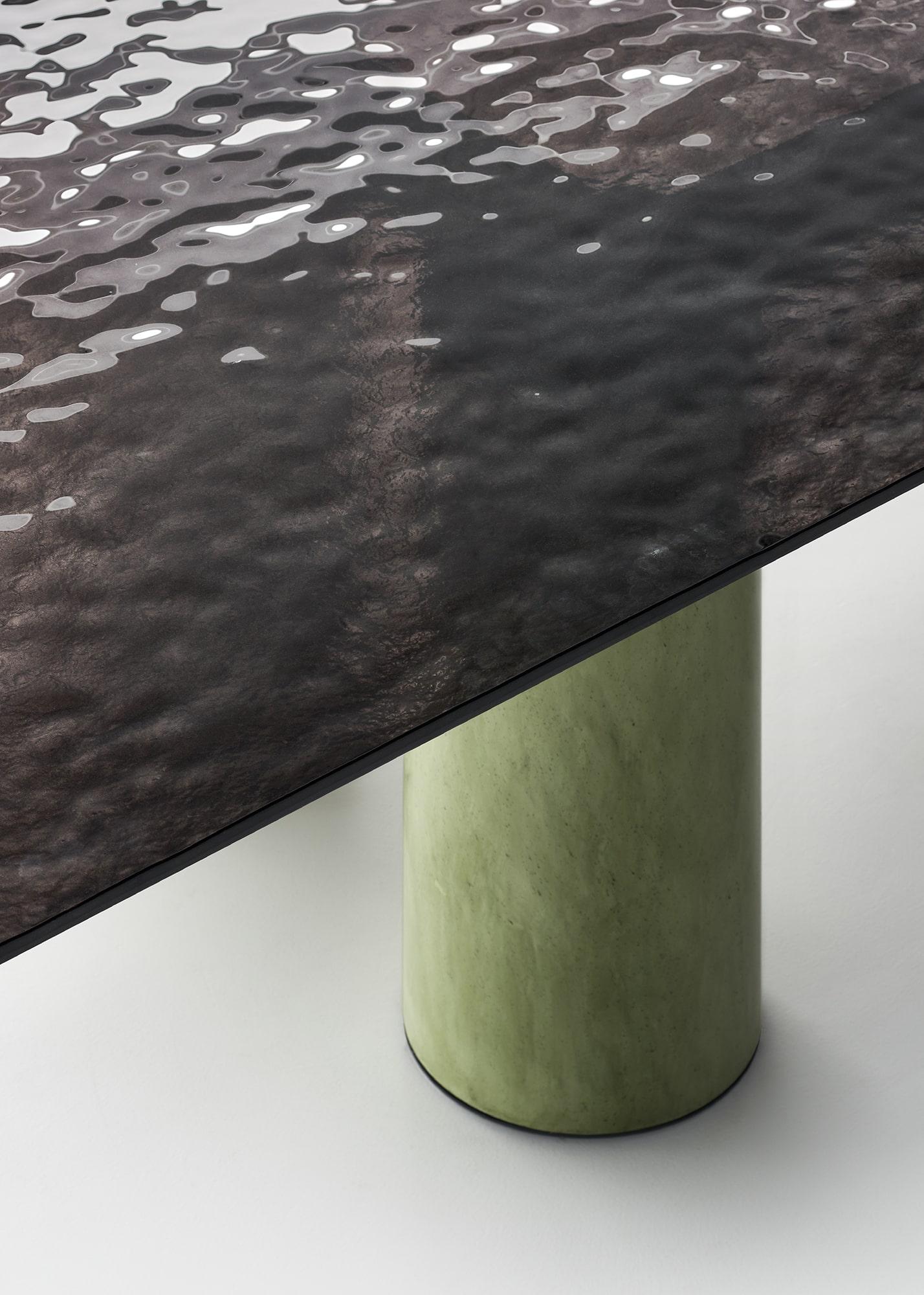 Moulage Table moyenne Acerbis Serenissimo avec plateau en verre moulé noir et base à l'encaustique verte en vente