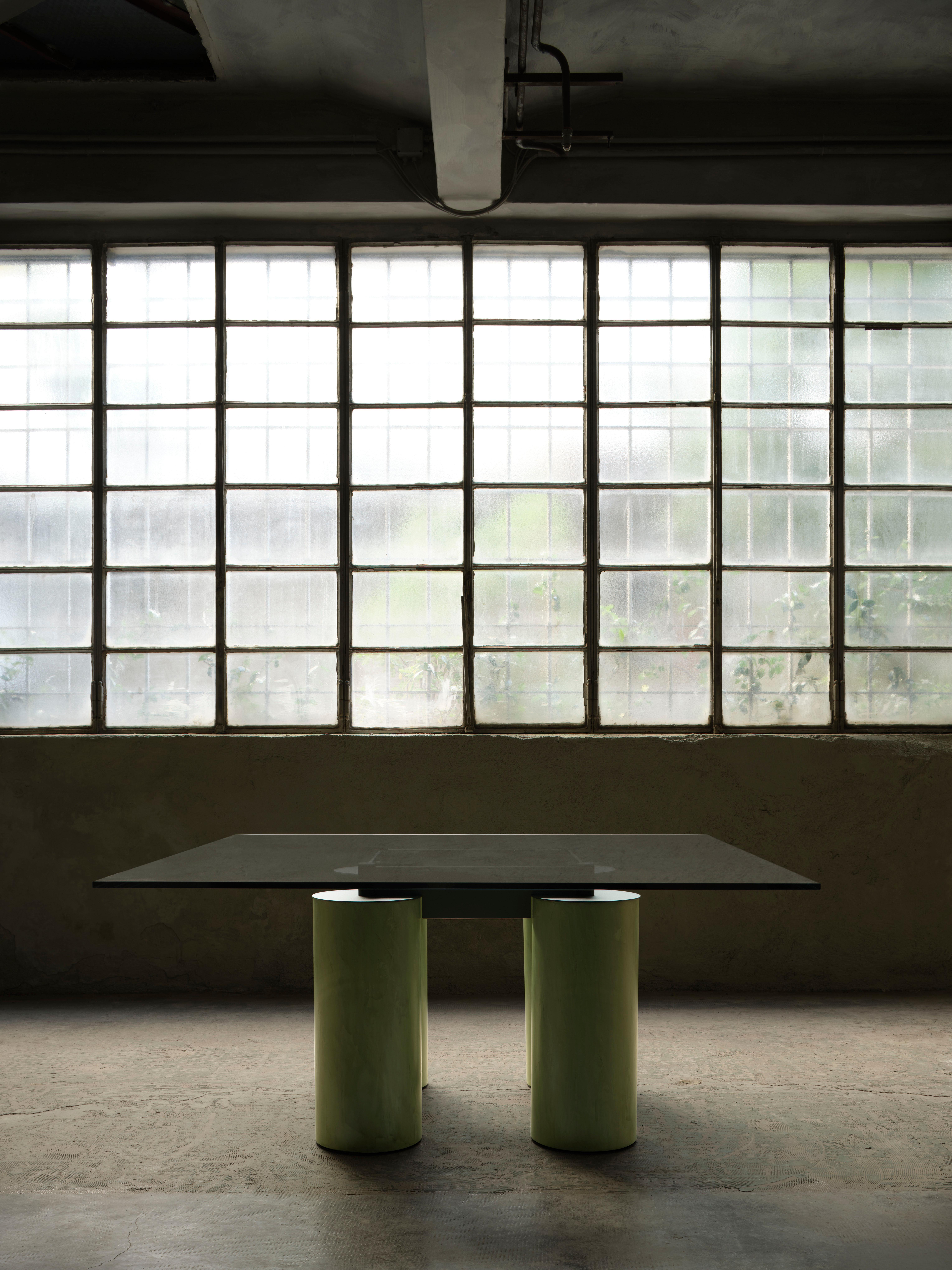 Table moyenne Acerbis Serenissimo avec plateau en verre moulé noir et base à l'encaustique verte en vente 1
