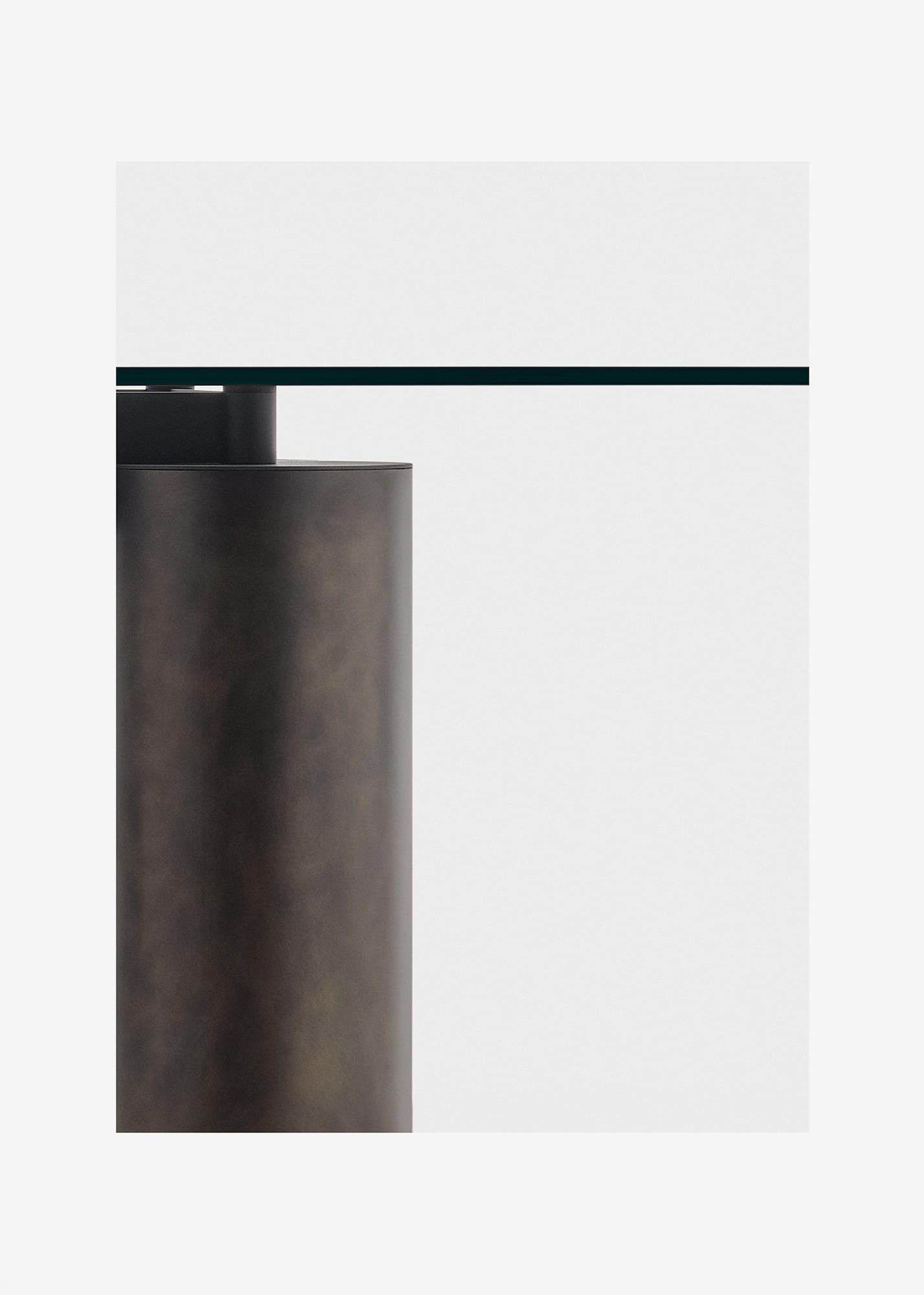Système de tables avec plateaux en verre soutenus par des colonnes imposantes en finition Fresco, un matériau précieux composé de béton avec des résines spéciales et des pigments. Diamètre dans différents matériaux fins : Fresco finish (pâte de