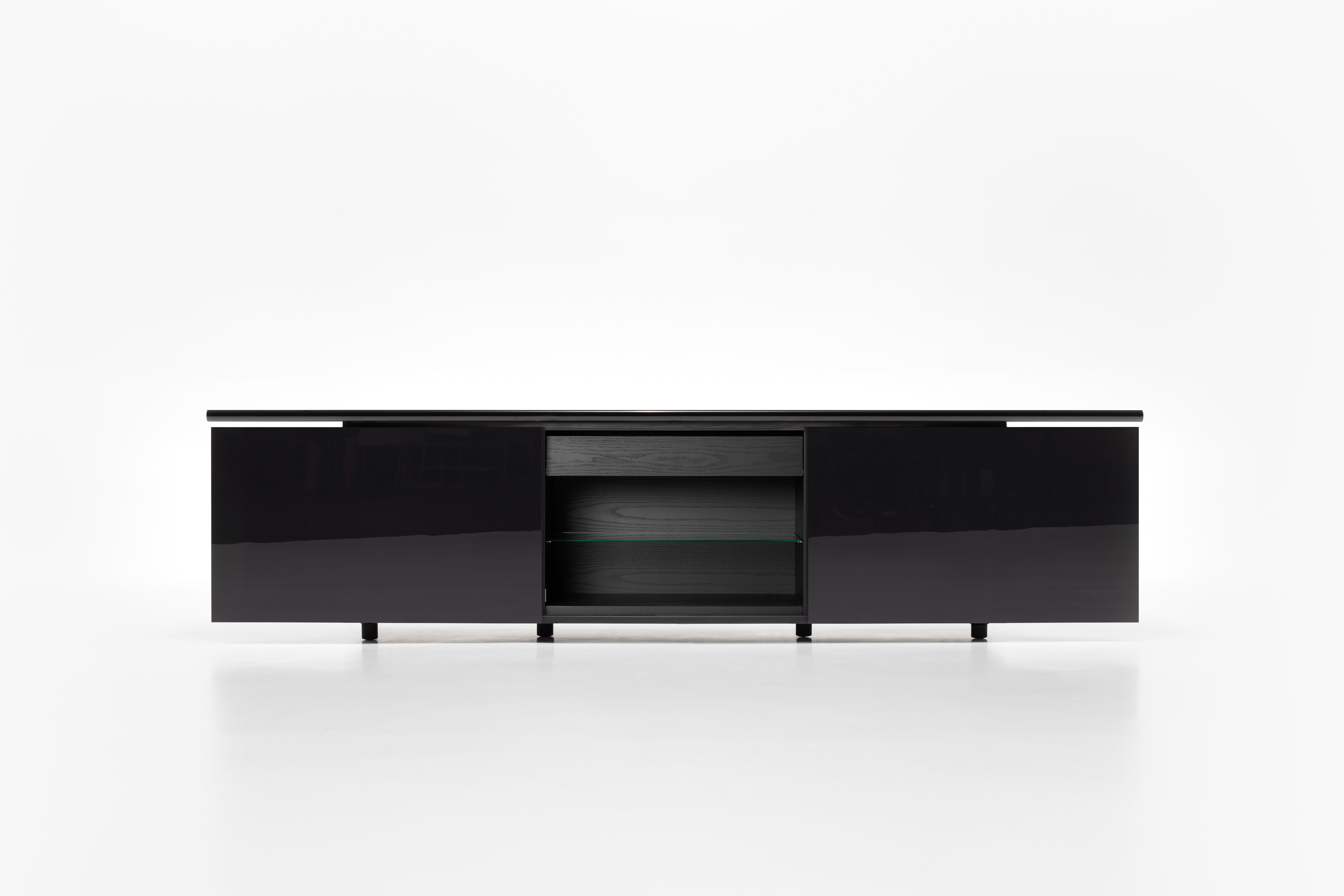 Une icône du design hors du temps et des modes. Sheraton offre un nouvel équilibre entre un meuble fermé extrêmement simple et formellement pur et un meuble plus fonctionnel et ouvert, avec des portes coulissantes et alignées.
Il représente