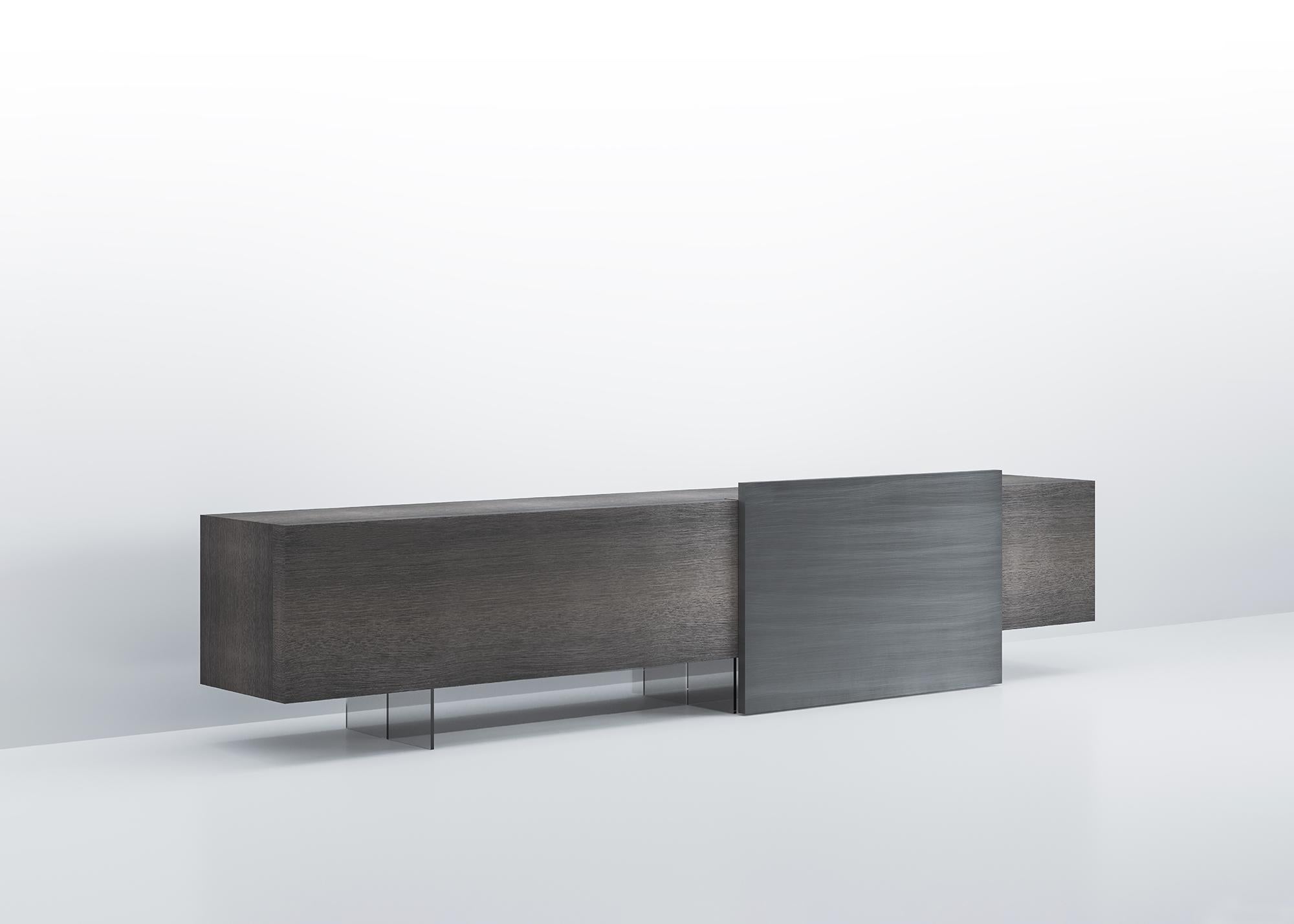 Low sideboard in two lengths, 246 or 290 cm. The suspension effect created by the transparent methacrylate base is emphasized by an LED back-lighting strip along the entire length of the cabinet. Dimmable LED lighting with switch that can also be