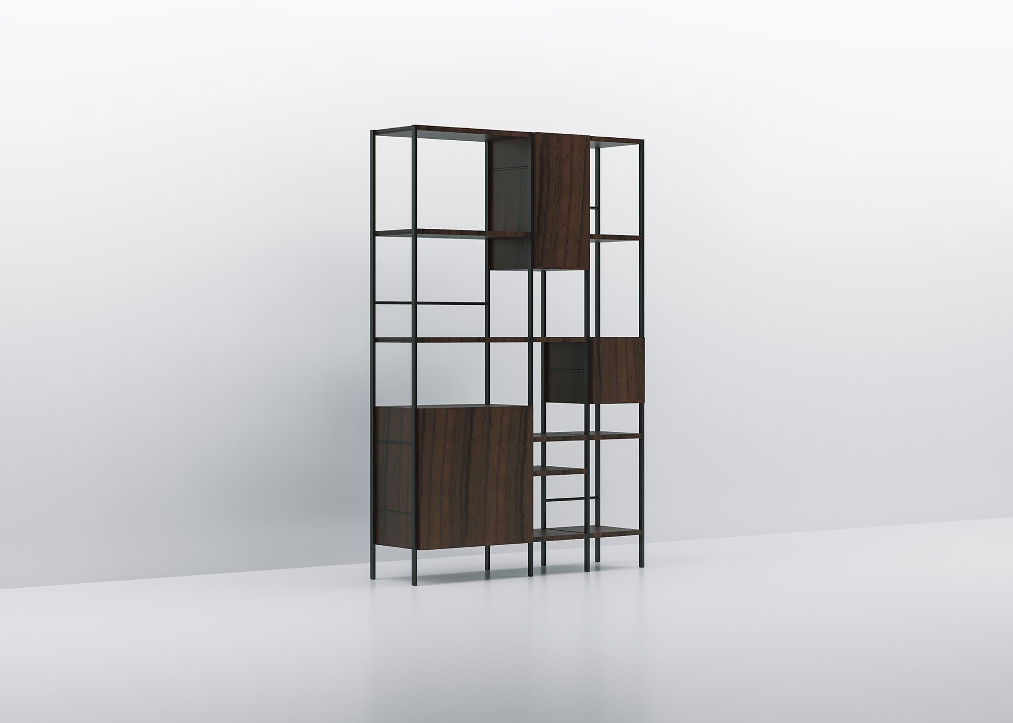 A freestanding bookcase, which can be placed against the wall or in the center of the room. The various elements can be inserted simply by sliding the round profiles of the metal structure into the unusual round recesses in the shelves and in the