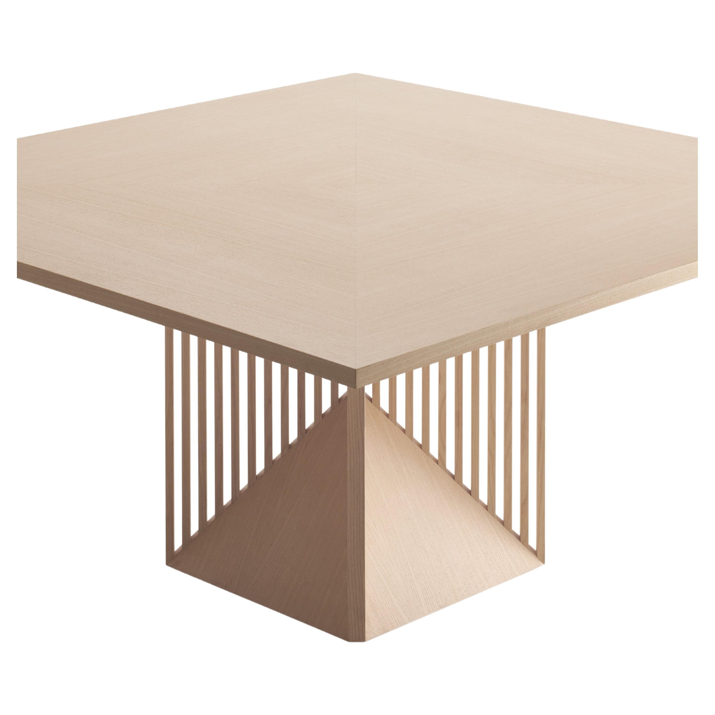 Créée à la fin des années 1990 par l'architecte Gianfranco Frattini, la table Maestro allie vision du design et excellence du savoir faire de l'ébénisterie italienne. Le bois est le matériau préféré de Frattini et révèle sa passion à travers tous
