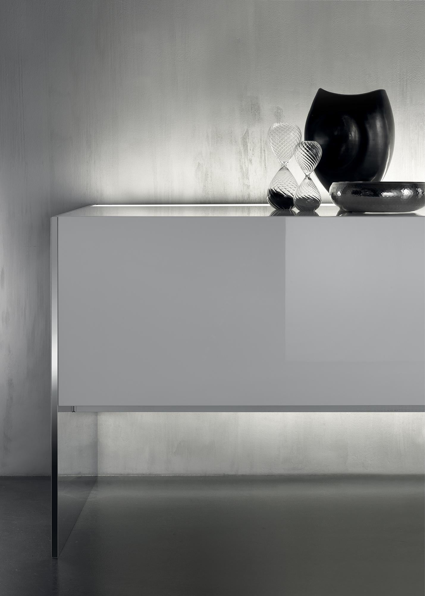 Acerbis Stahl-Sideboard mit burgunderfarbener, glänzend lackierter Platte und Türen mit Stahlseiten (21. Jahrhundert und zeitgenössisch) im Angebot