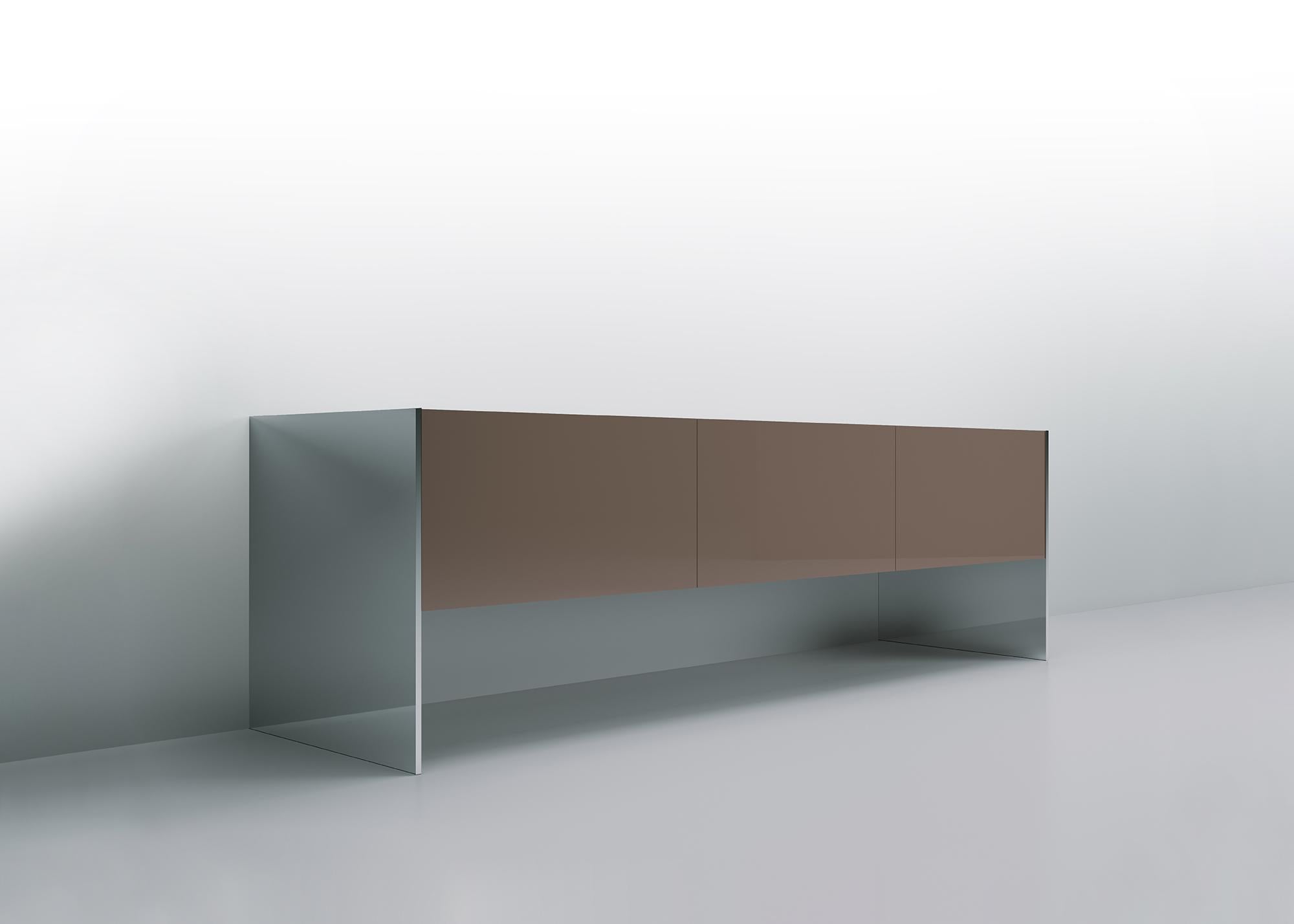 Das Sideboard ist mit hochglanzpolierten Edelstahlseiten und einer verstellbaren Stange ausgestattet. Ausstattungen wie die Sideboards von New Concepts.
Beleuchtungssystem CE-Norm, Glühbirnen frei auf dem Markt erhältlich. 240/220 V, 110