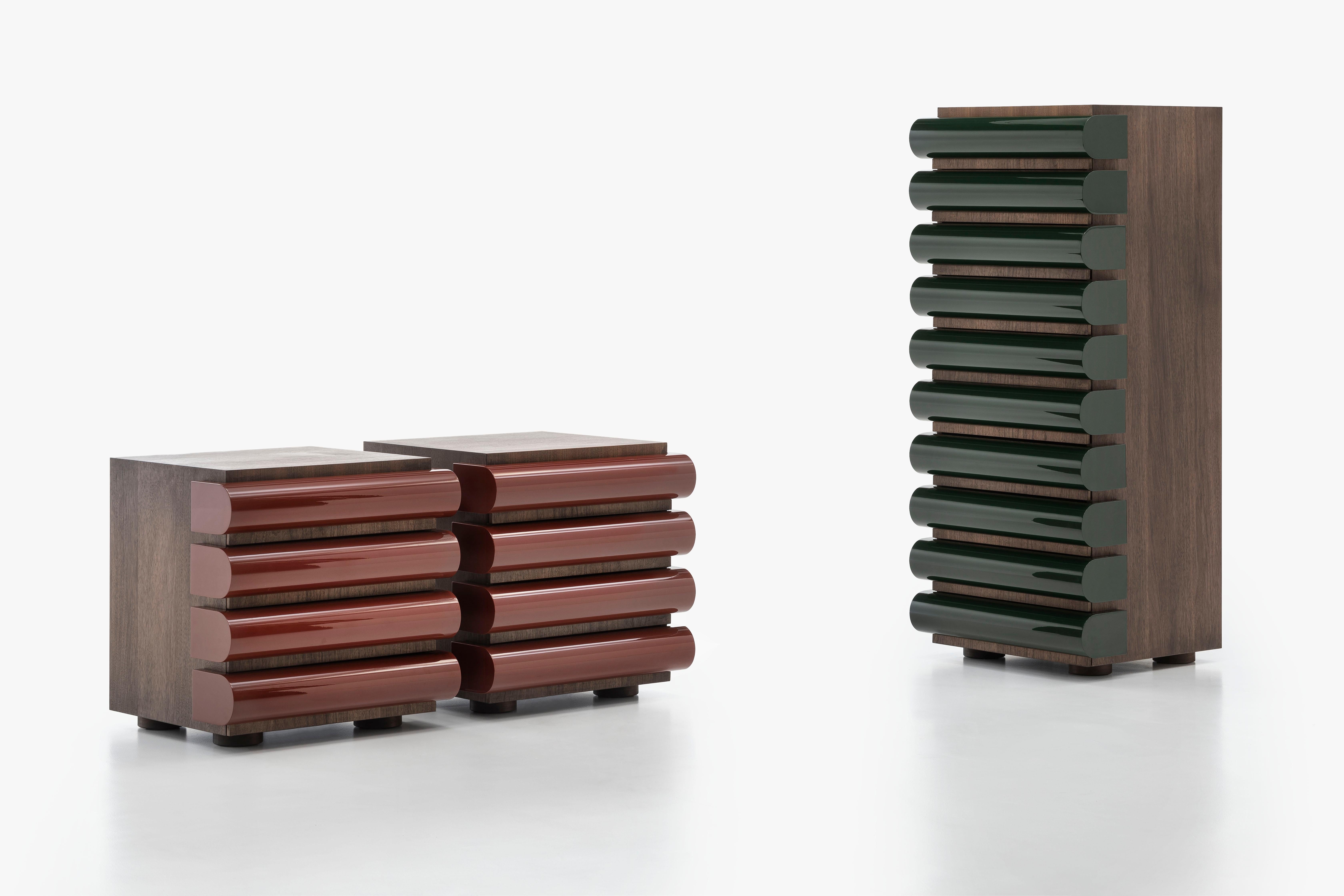 Die Collection'S wird durch eine Version mit vier Schubladen und moderneren Oberflächen ergänzt.

1994 entwarf Nanda Vigo für Acerbis Storet einen Schrank mit zehn Schubladen. Dank seiner schlafzimmerähnlichen Oberflächen wurde er Teil der Bed Side